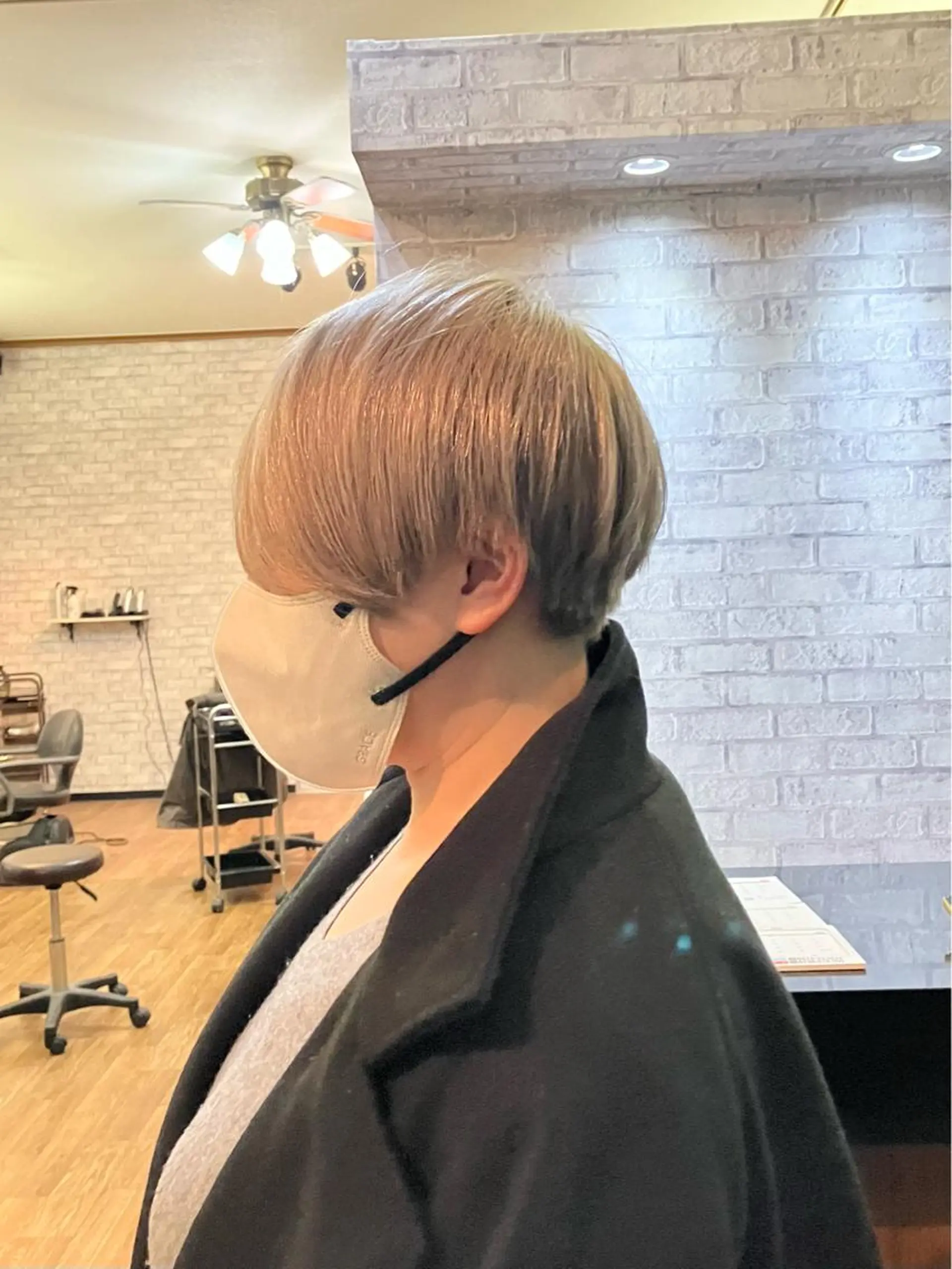 ショート カラー ベージュカラー ホワイトベージュ ヘアークルーズ ピースのヘアスタイル