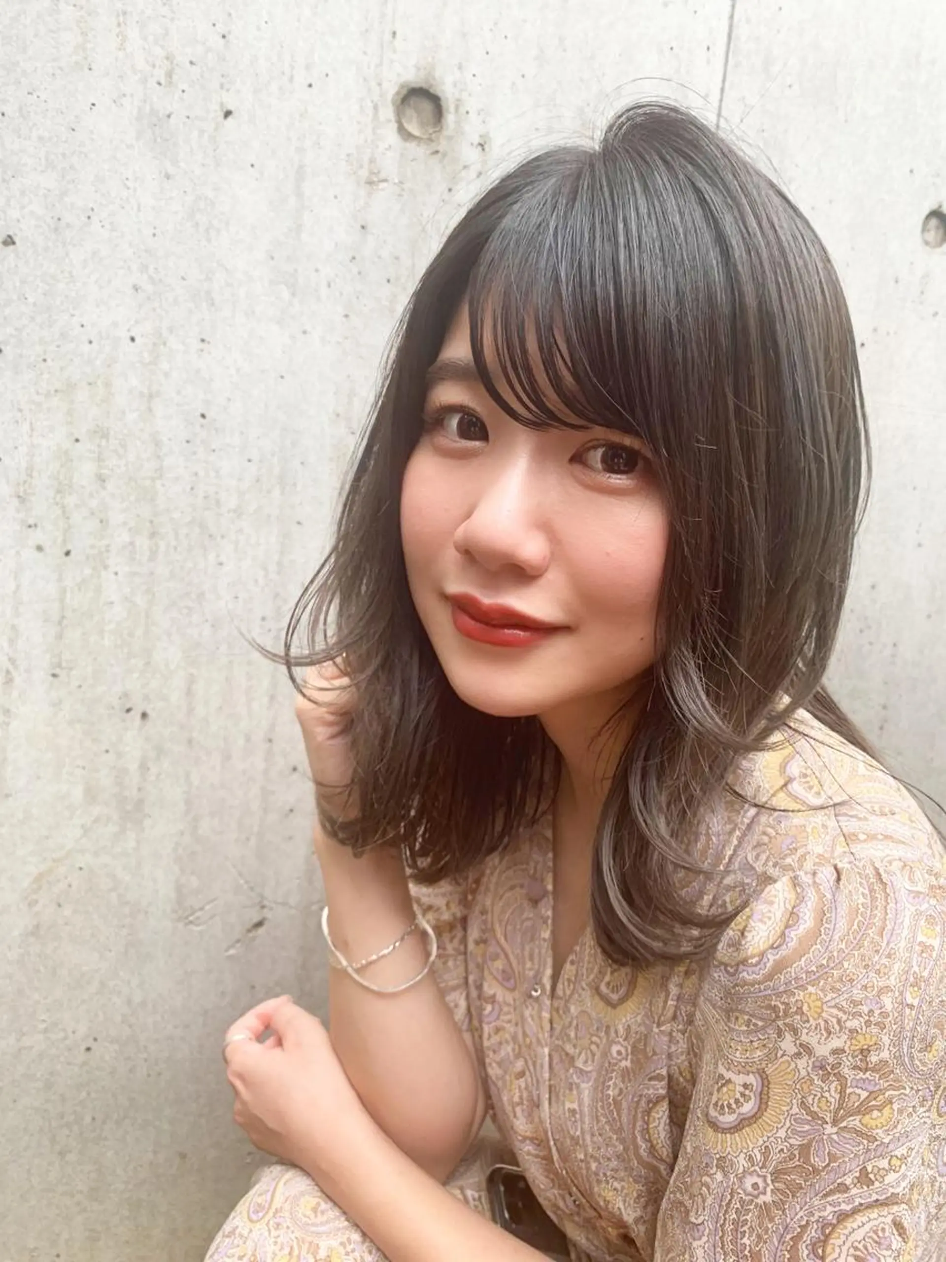 セミロング カラー グレージュ レイヤーカット ヘアカラー chama レイヤーカットのヘアスタイル