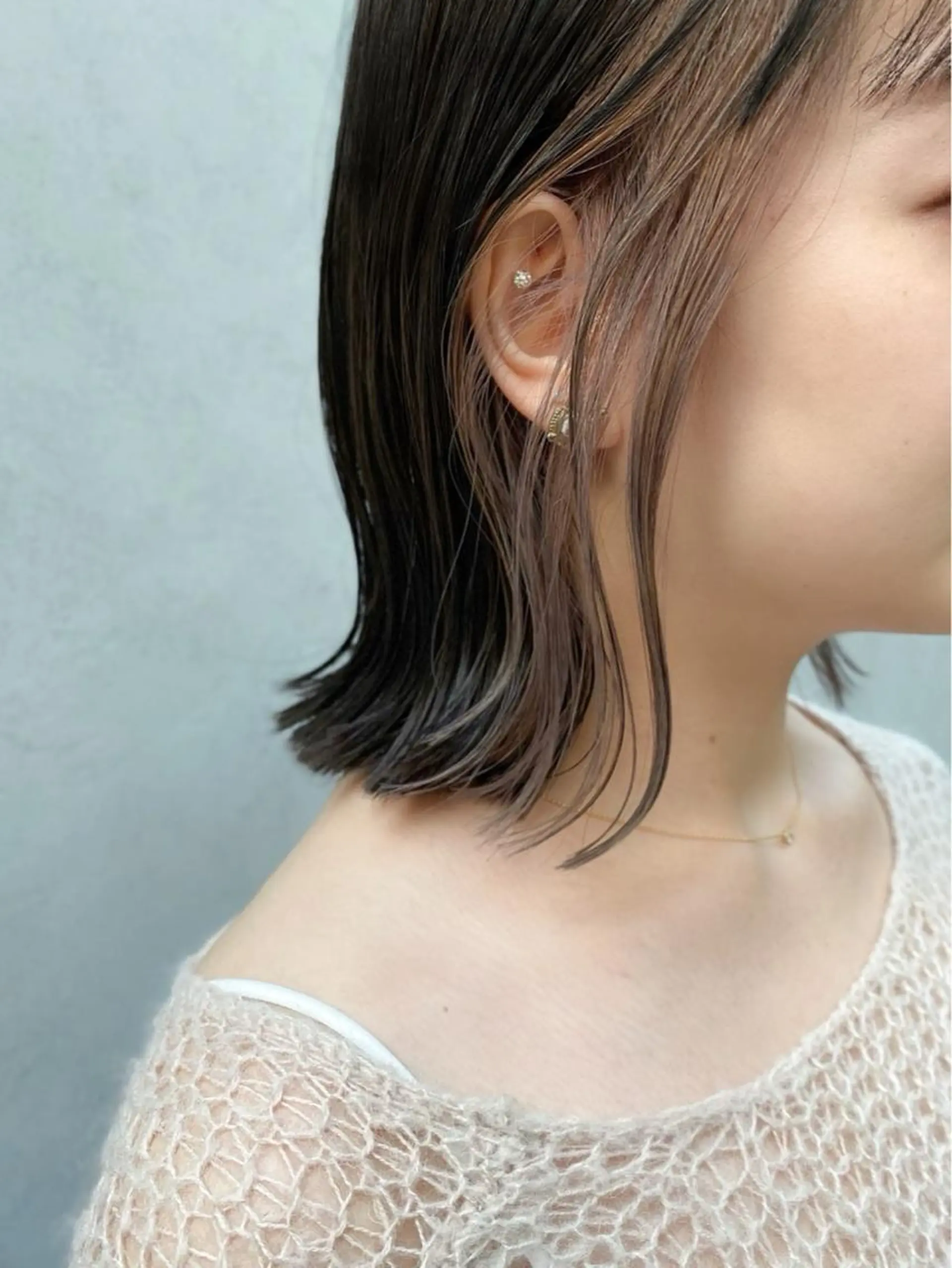 ミディアム カラー ショートボブ ベージュカラー ブリーチ ケアブリーチ 透明感カラー ヘアカラー トリートメント a moment(モーメント)所属・蔵前 デザインカット KOBAYASHIのヘアスタイル