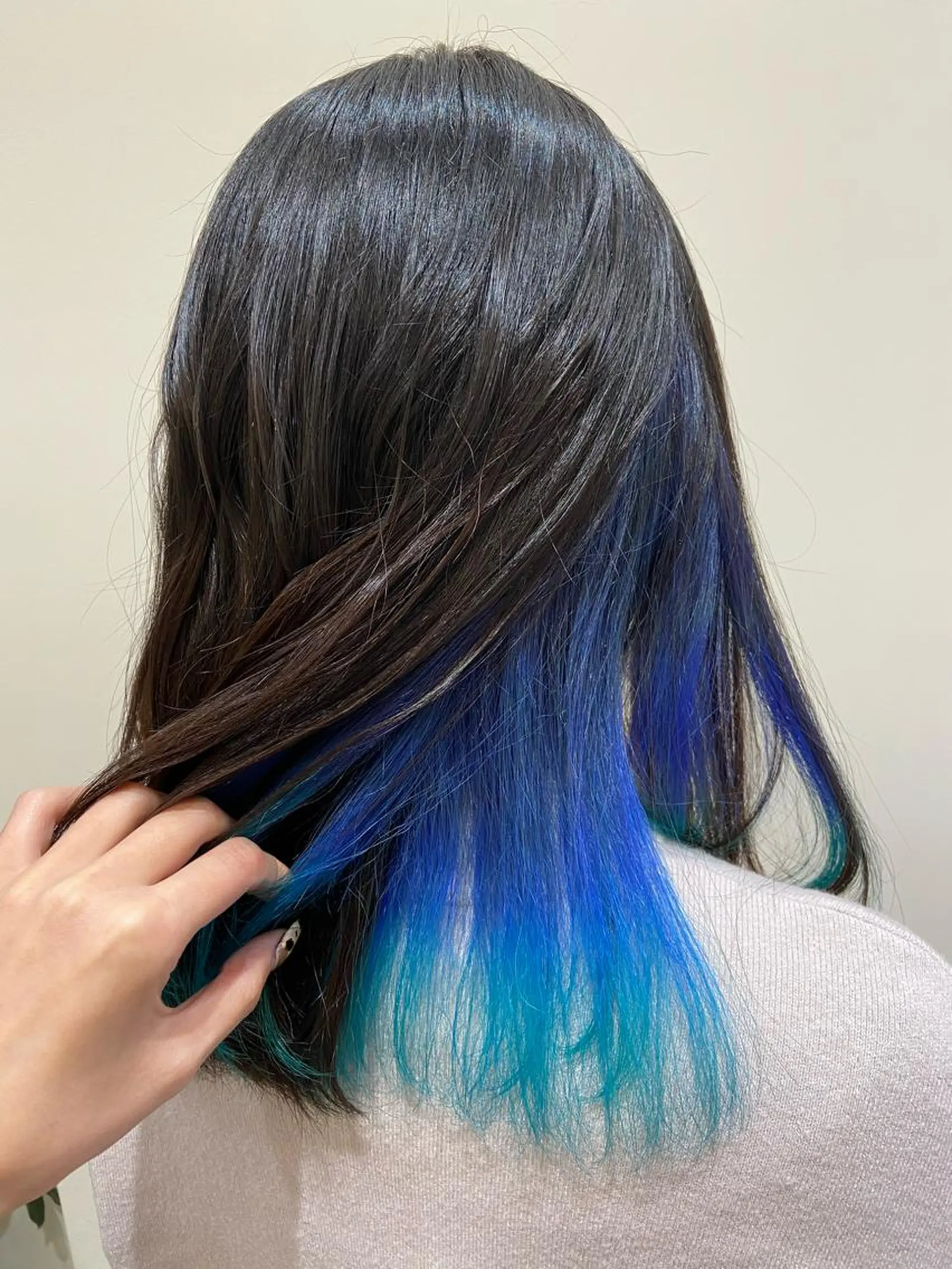 ミディアム カラー ブルーカラー インナーカラー Amour なぐらのヘアスタイル