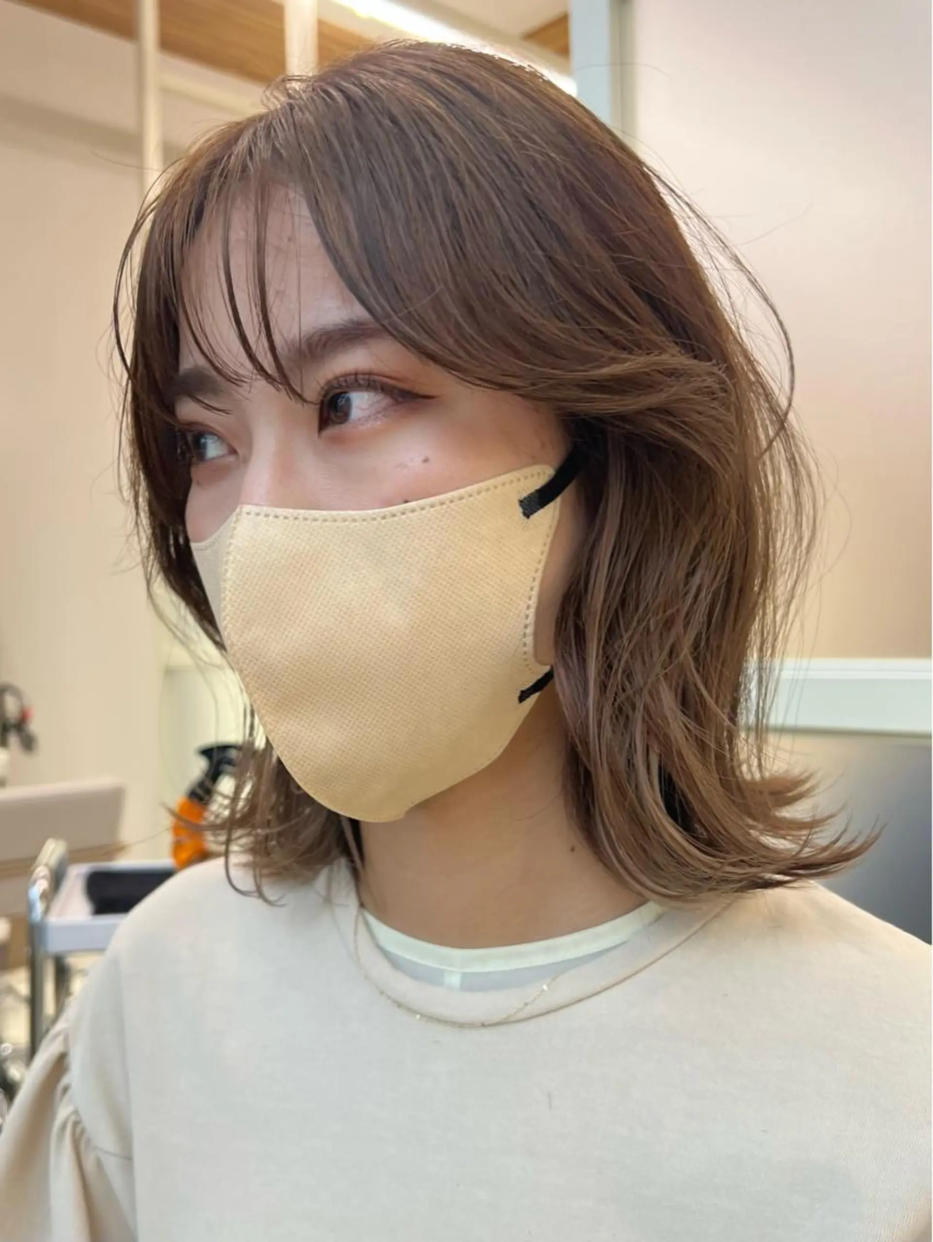 ミディアム カラー 切りっぱなしボブ ベージュカラー ブリーチ グレージュ ボブ カット ヘアカラー トリートメント ニュアンスレイヤー ハイトーンカラーのヘアスタイル