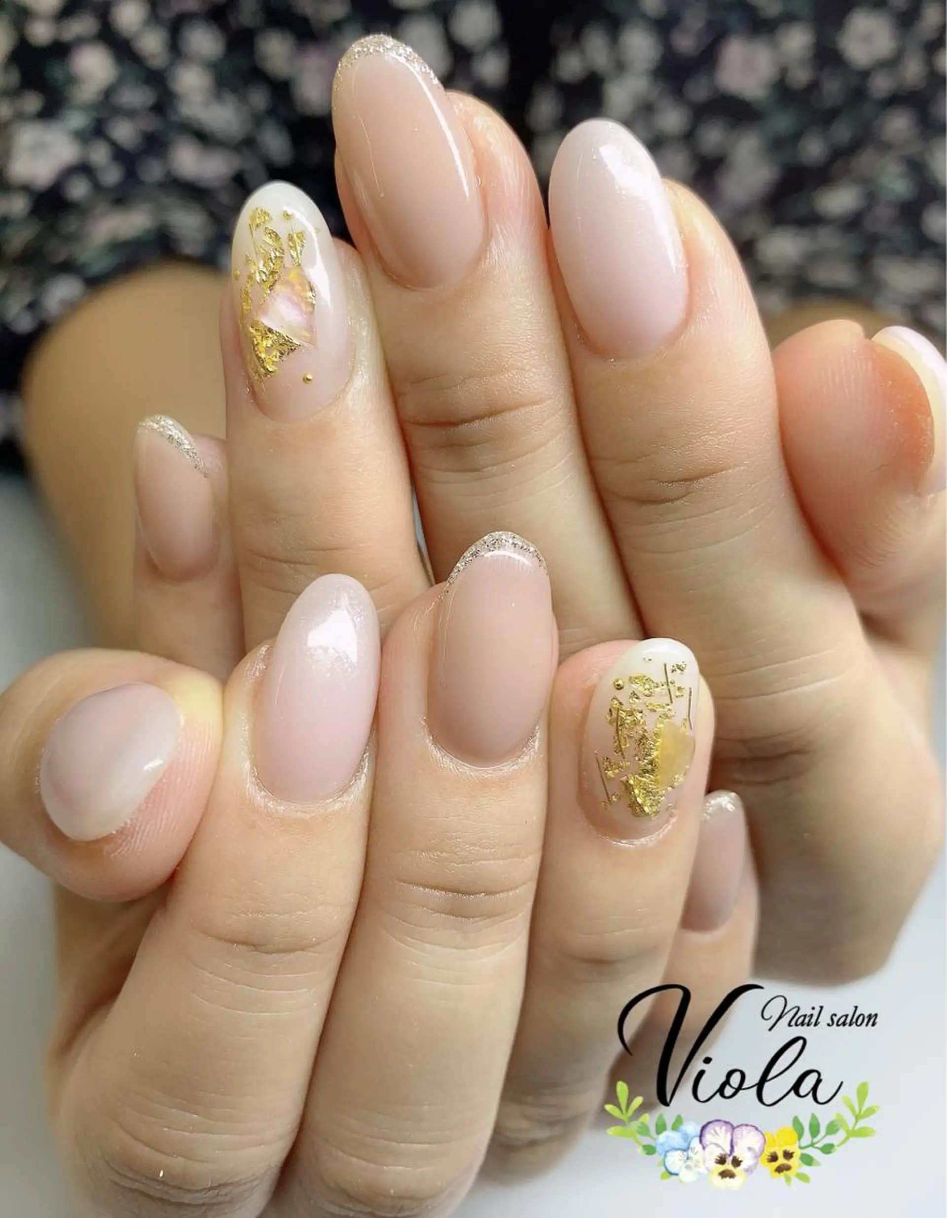 ネイル フレンチネイル ゴールド ラメ(グリッター) ハンドネイル Nailsalon Viola所属・ネイルサロン Violaのネイルデザイン