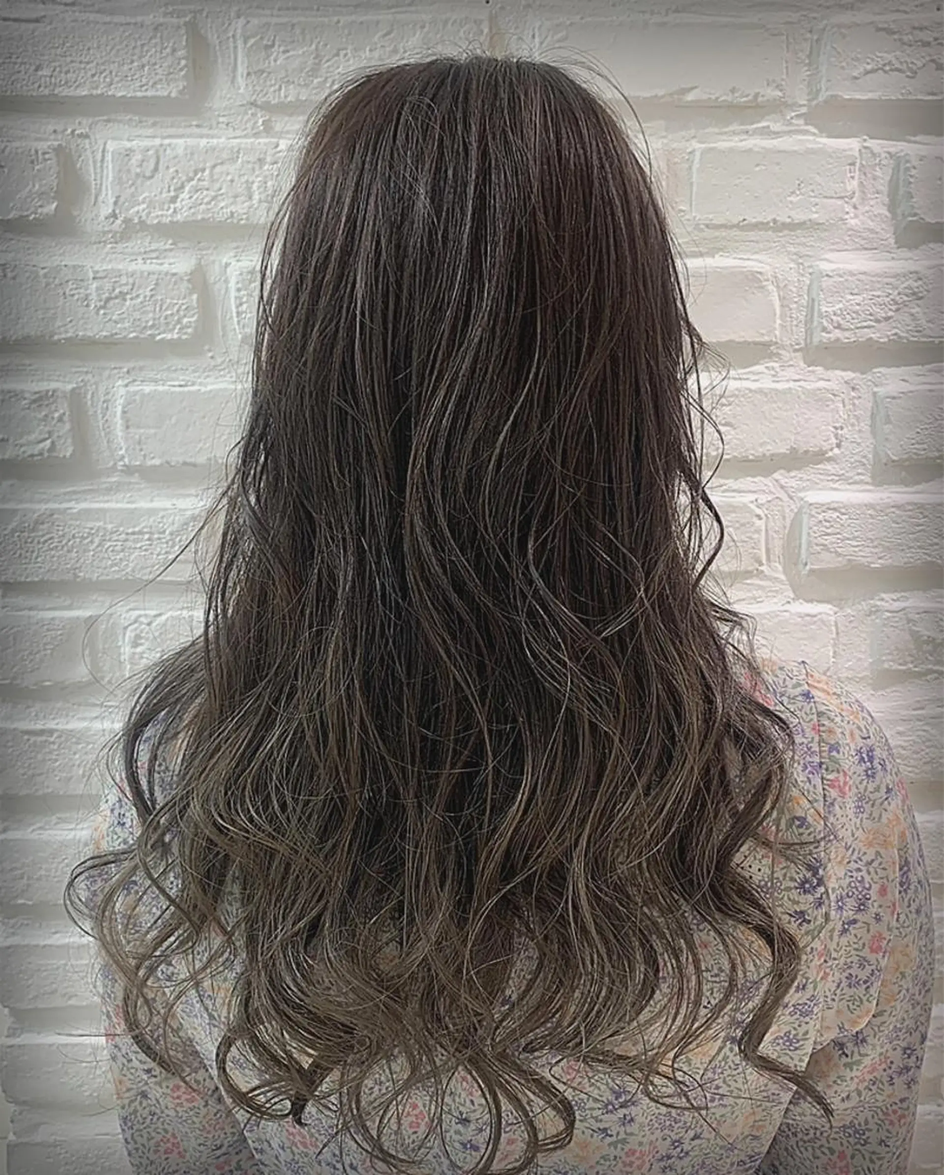 ロング カラー バレイヤージュ ブリーチ グラデーションカラー グレージュ ハイライトカラー カット ヘアカラー トリートメント 【デザインカラー】 粥川佳日望のヘアスタイル