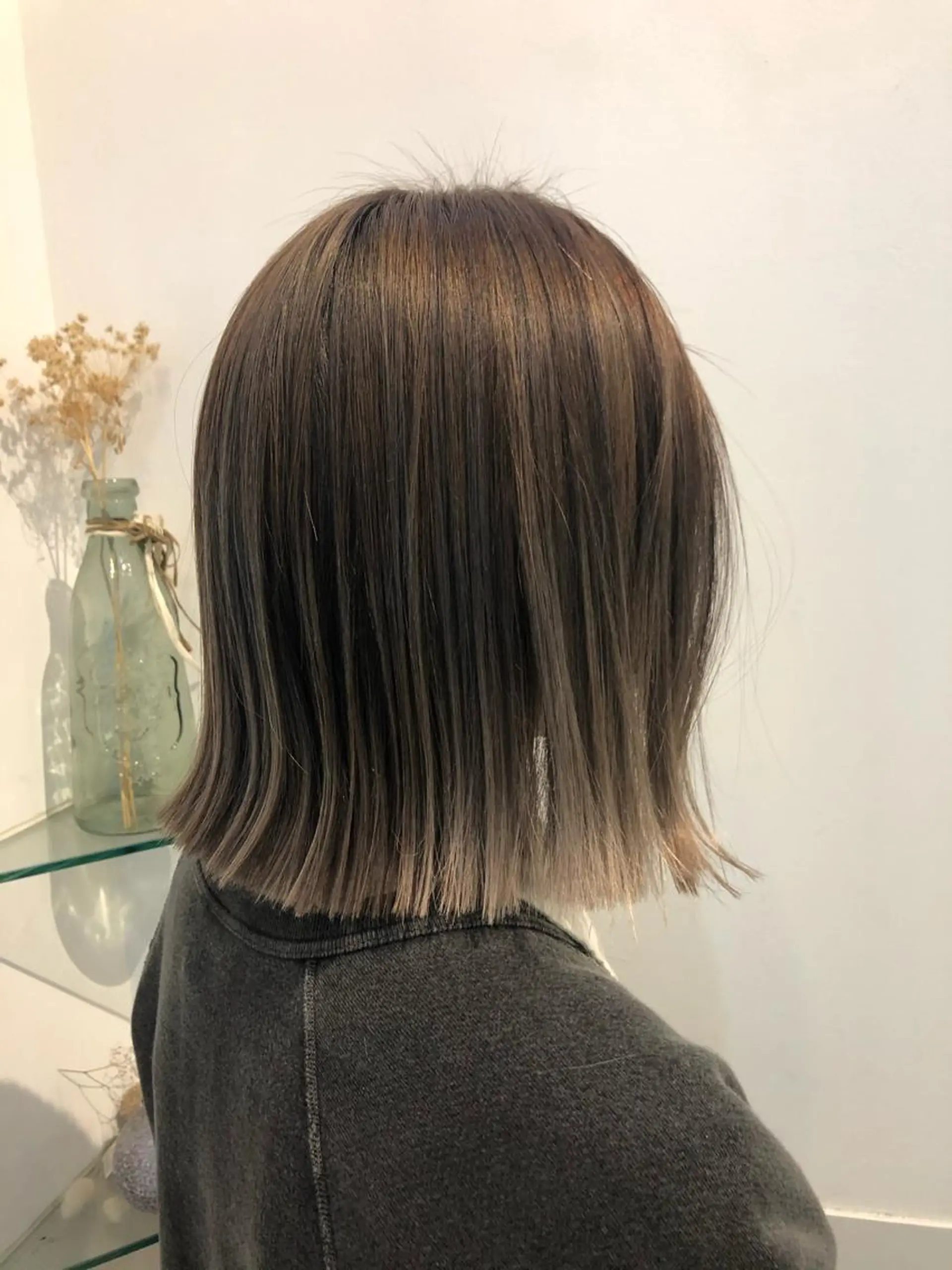 ミディアム カラー 切りっぱなしボブ ベージュカラー ハイトーンカラー ハイトーンベージュ ボブ カット ヘアカラー トリートメント 綿貫 美香のヘアスタイル
