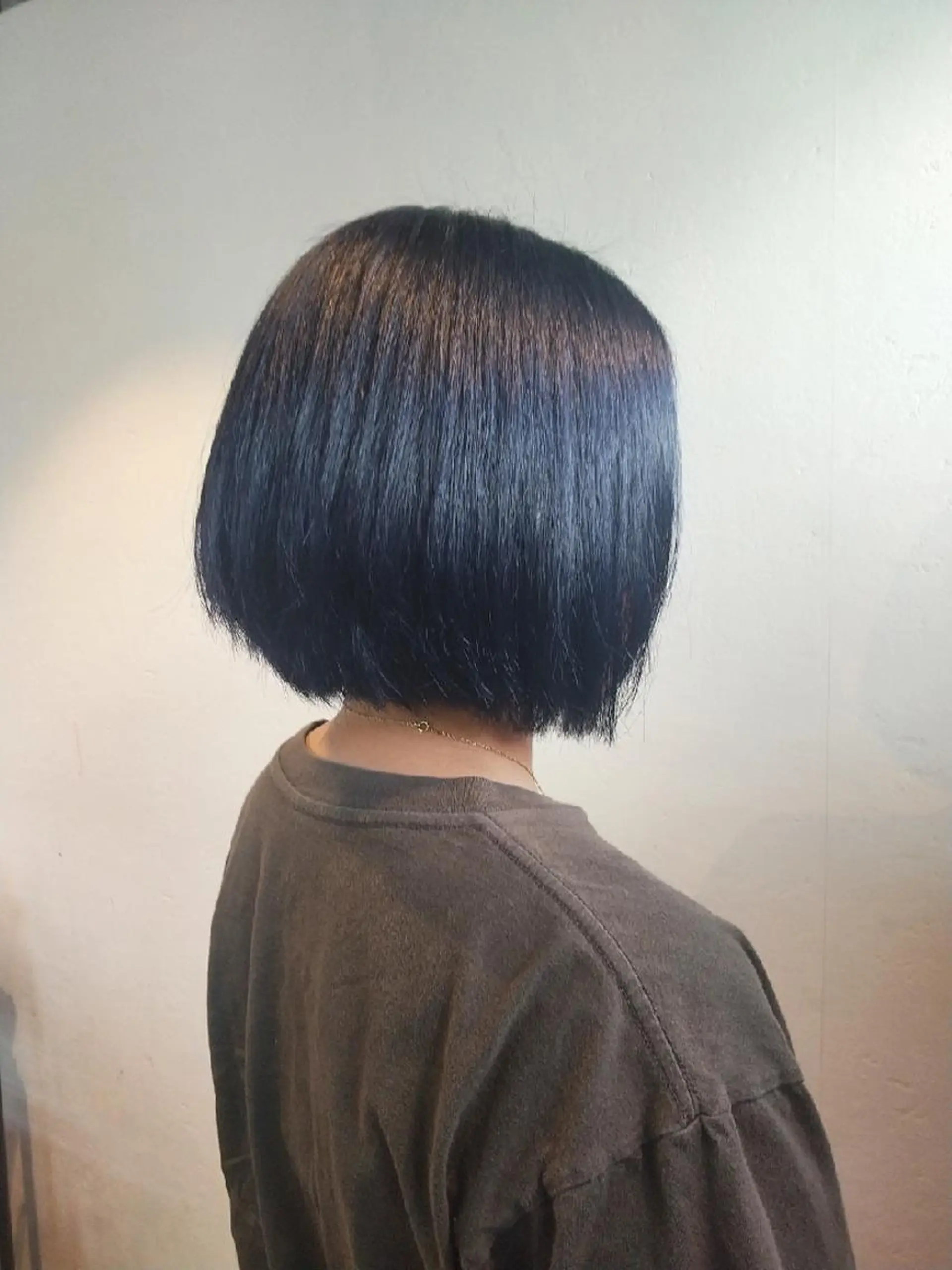 ショート カラー 黒髪 ブルーカラー ブルーブラック ハイトーンカラー ボブ カット 久村 奈菜のヘアスタイル