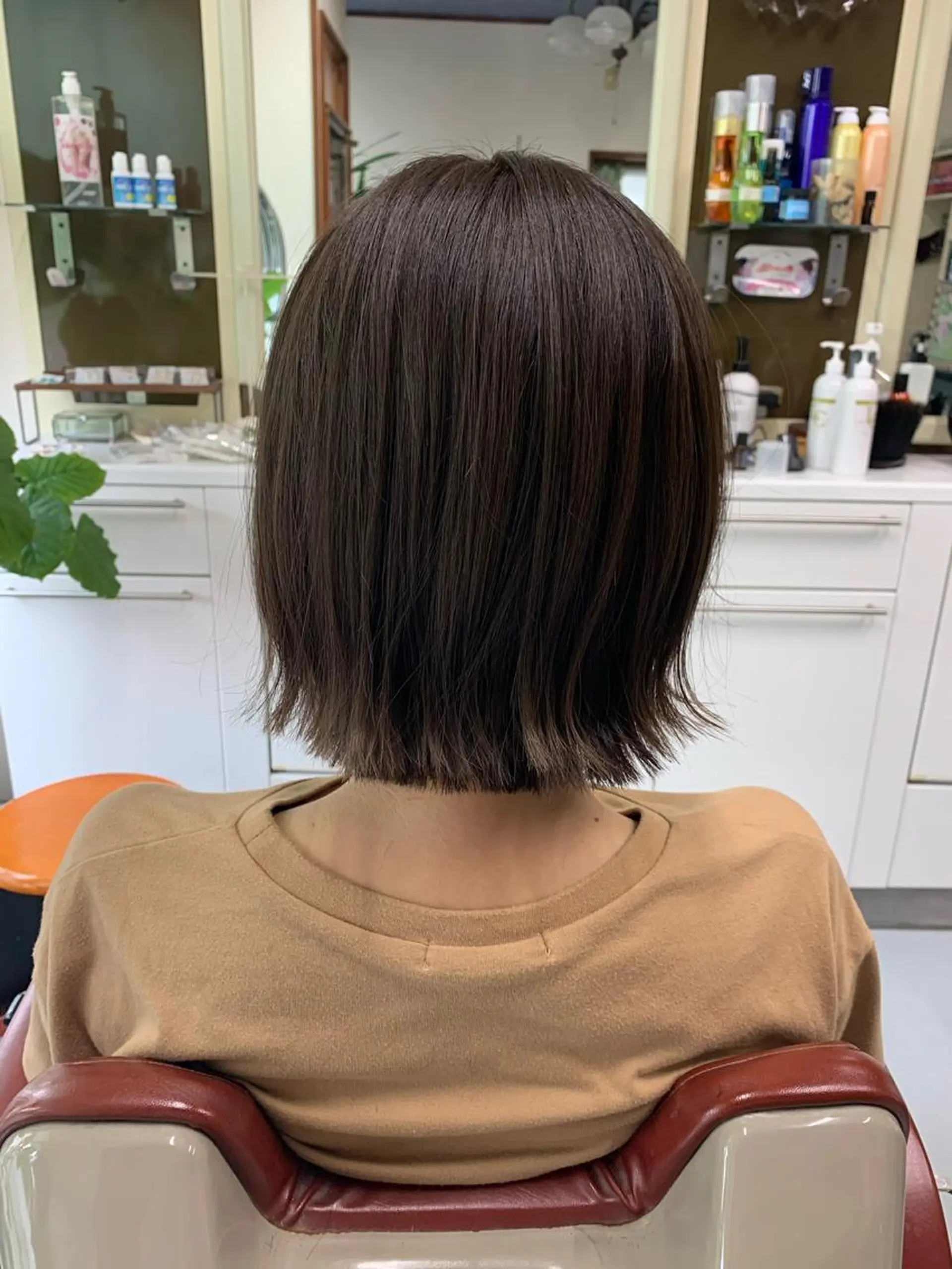 ミディアム カラー 切りっぱなしボブ アッシュ ベージュカラー ボブ カット ヘアカラー トリートメント ストウ ナナエのヘアスタイル