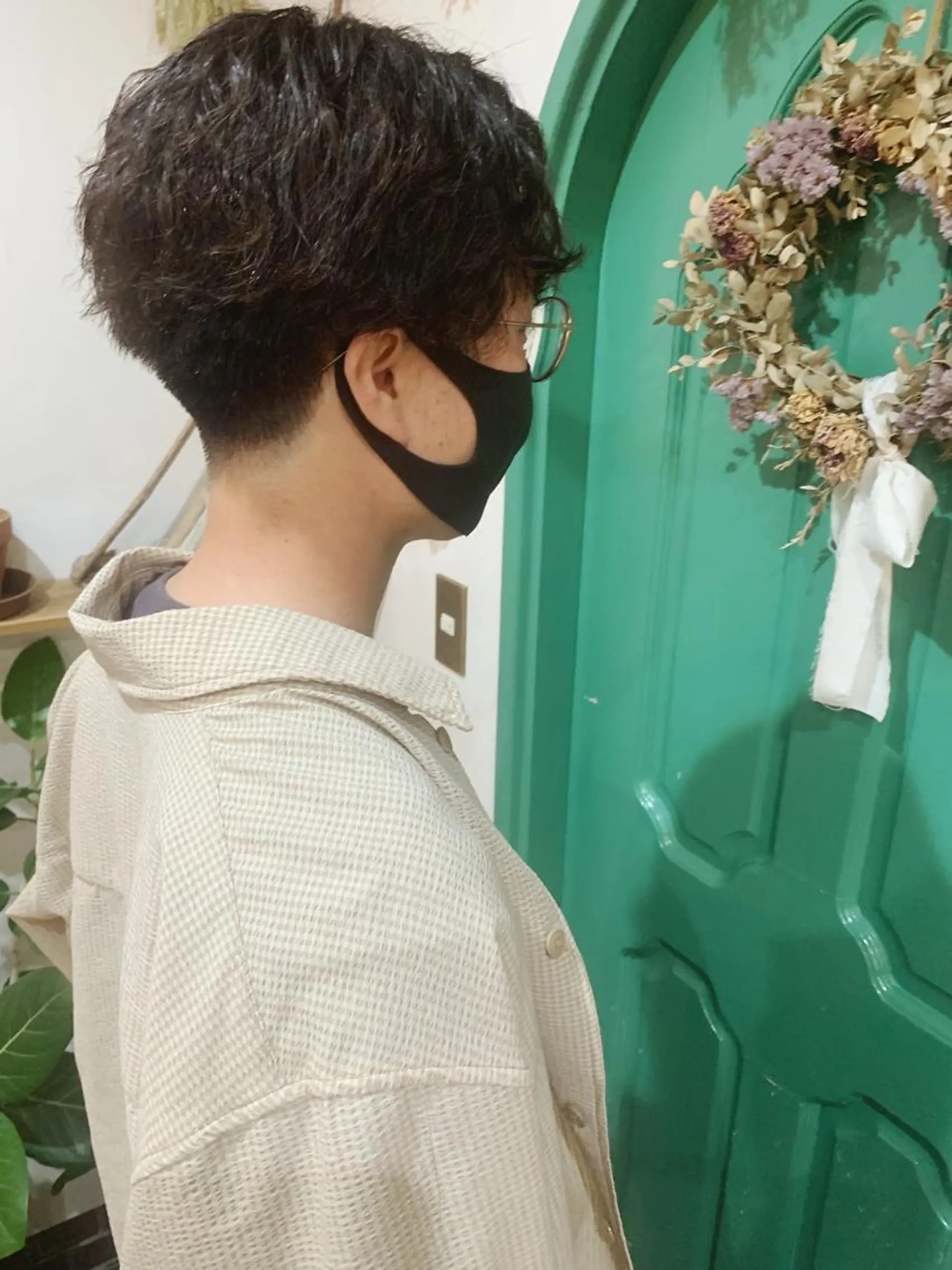 ショート パーマ メンズ センターパート メンズパーマ メンズツイストパーマ ツイストパーマ カット パーマ 佐藤 美咲のヘアスタイル