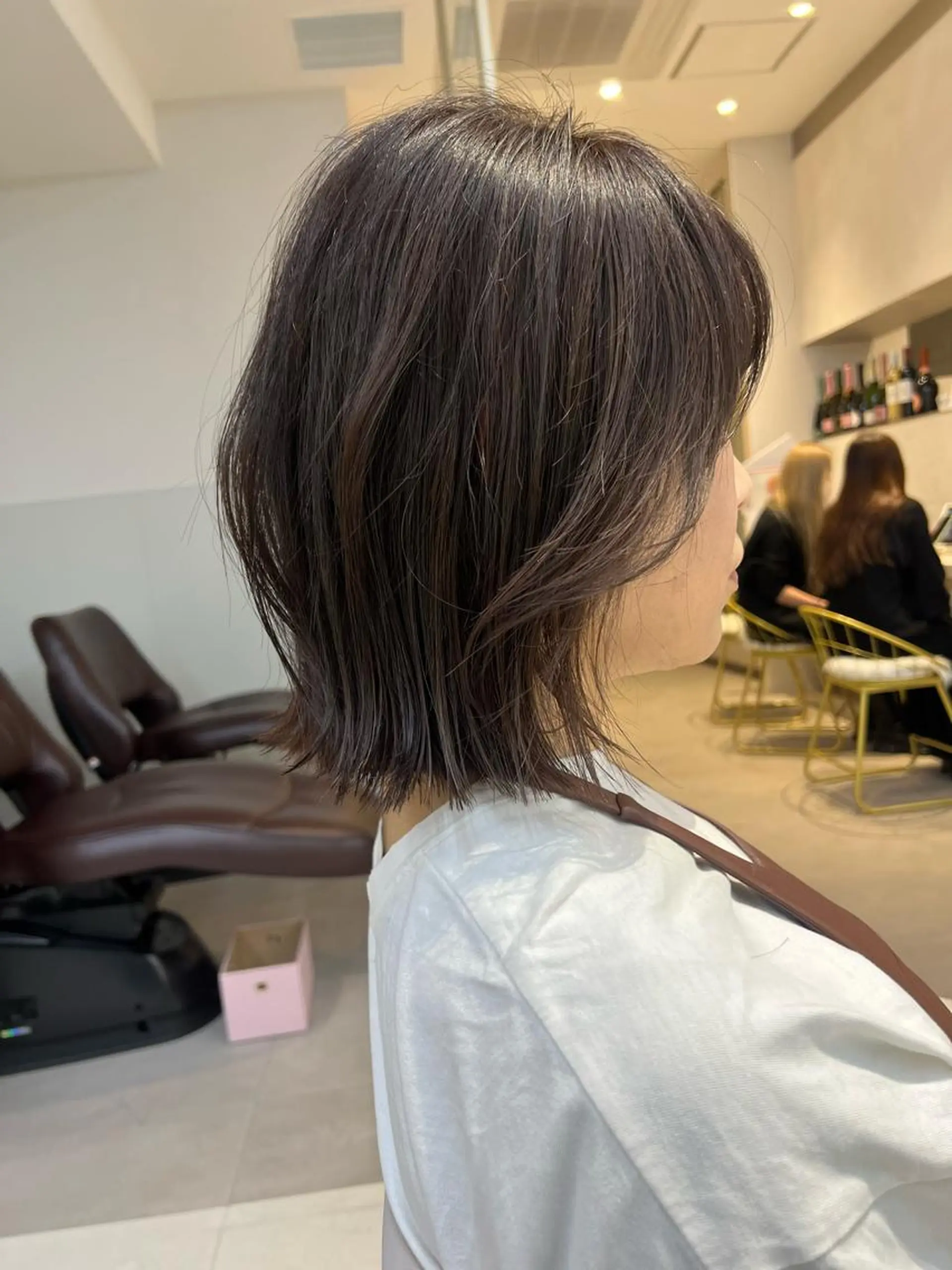 ショート カラー 切りっぱなしボブ 前下がりボブ ベージュカラー ブリーチ グレージュ カット ヘアカラー トリートメント ニュアンスレイヤー ハイトーンカラーのヘアスタイル