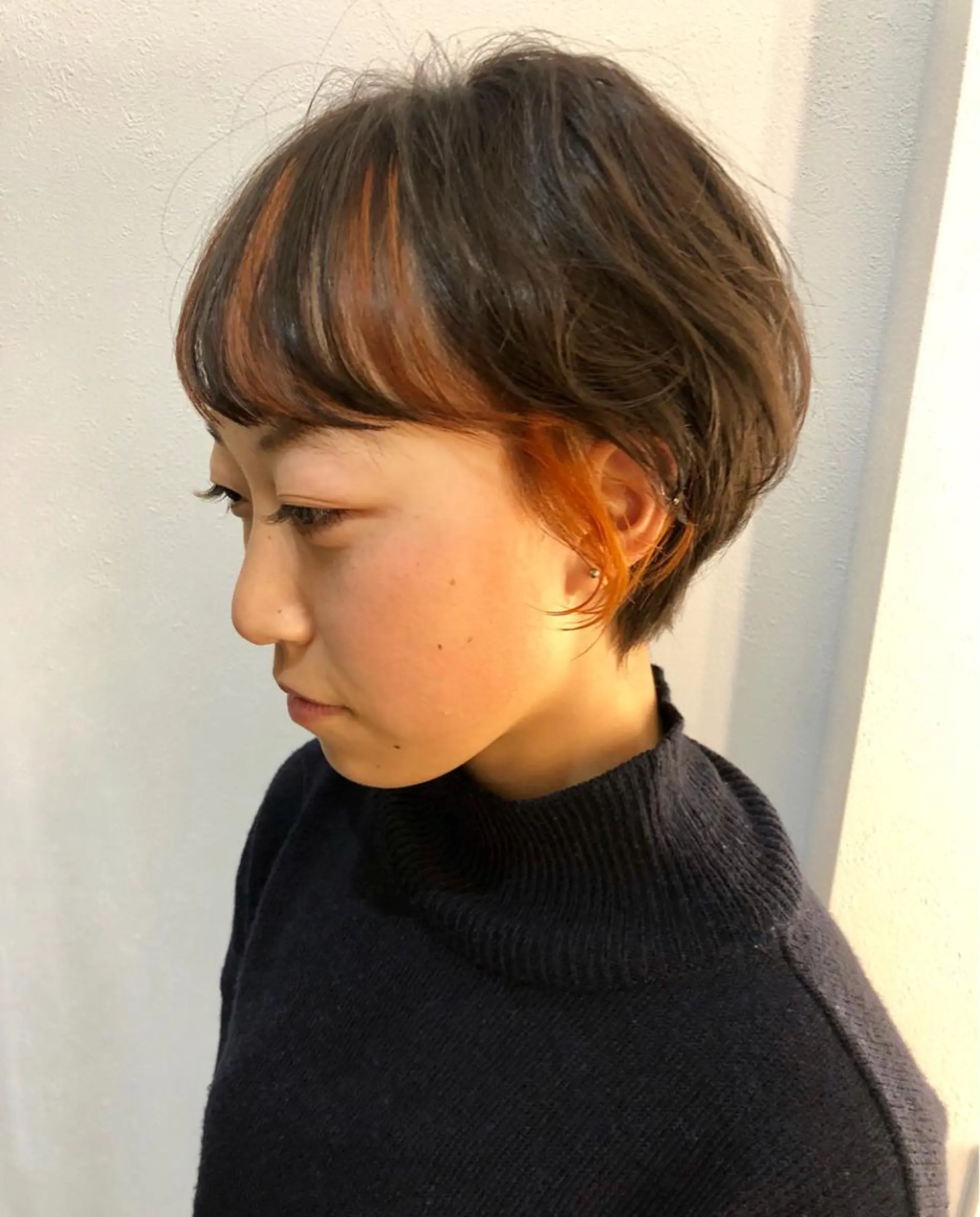 ショート カラー ハイライトカラー オレンジ ハイライト ショートヘア 岩田 萌那のヘアスタイル