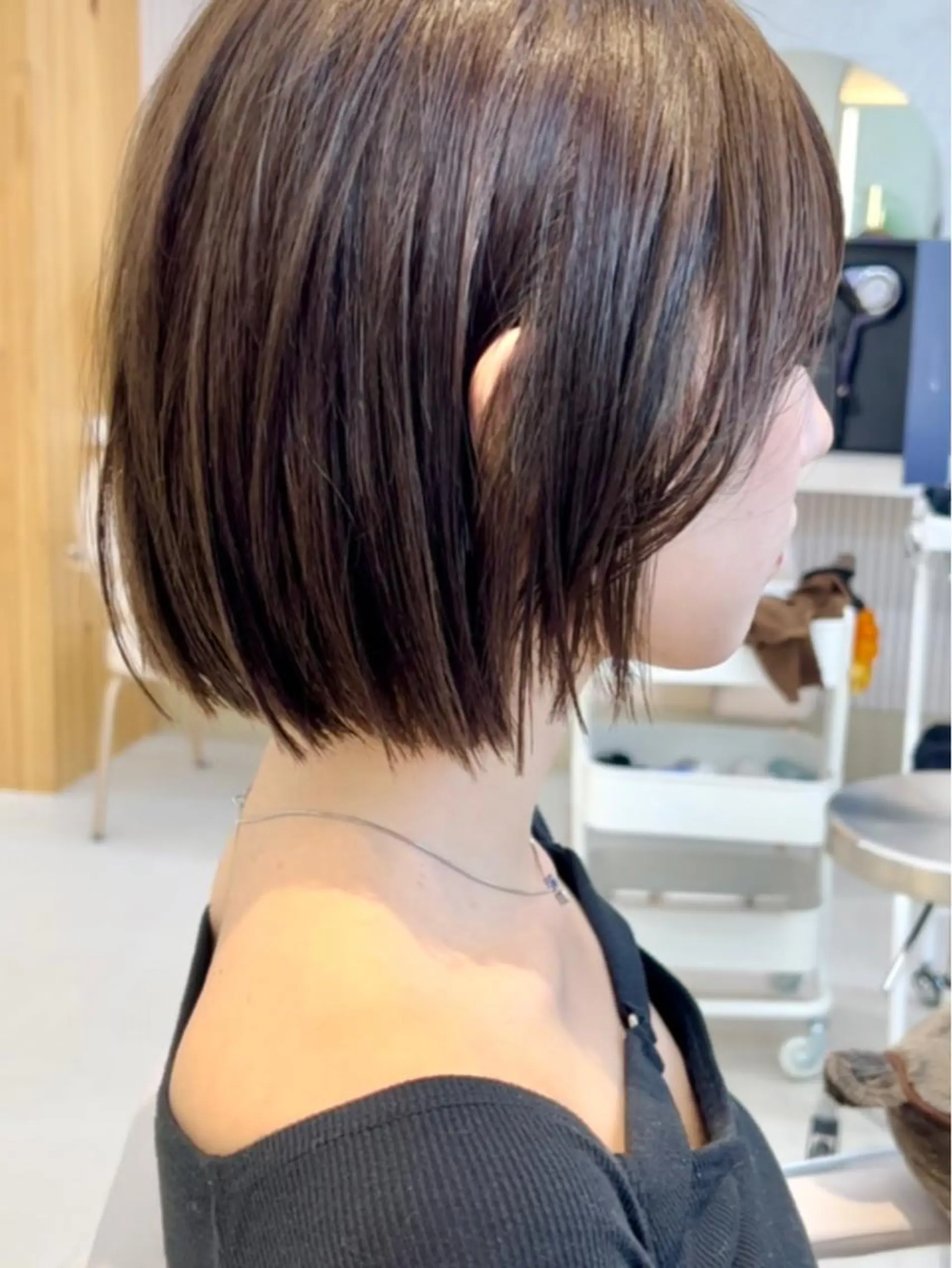 ショート カラー 切りっぱなしボブ 前下がりボブ ベージュカラー ブリーチ グレージュ カット ヘアカラー トリートメント ニュアンスレイヤー ハイトーンカラーのヘアスタイル