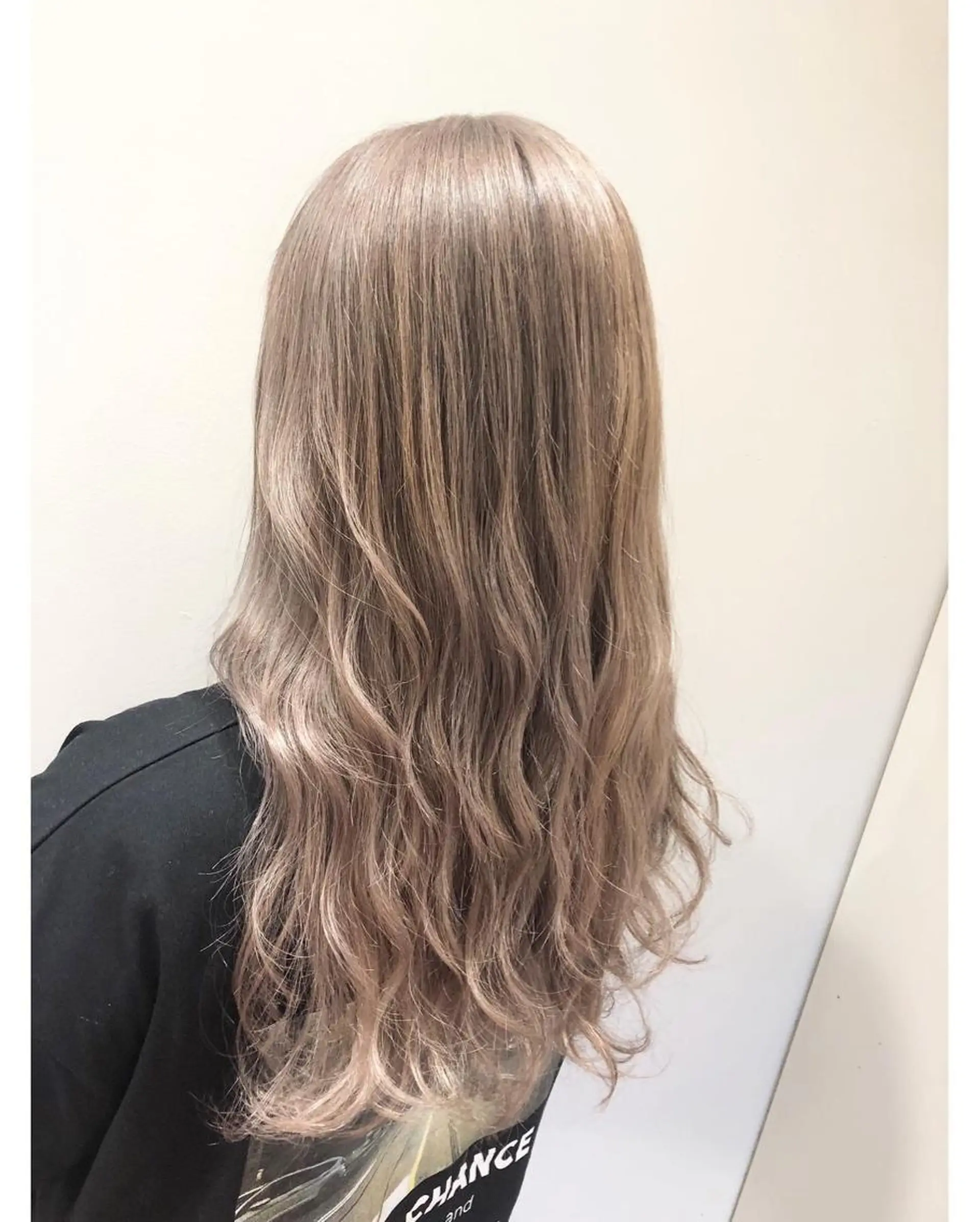 ロング カラー ブリーチ グレージュ ミルクティーグレージュ ヘアカラー トリートメント 💓シールエクステ ルミエールのヘアスタイル