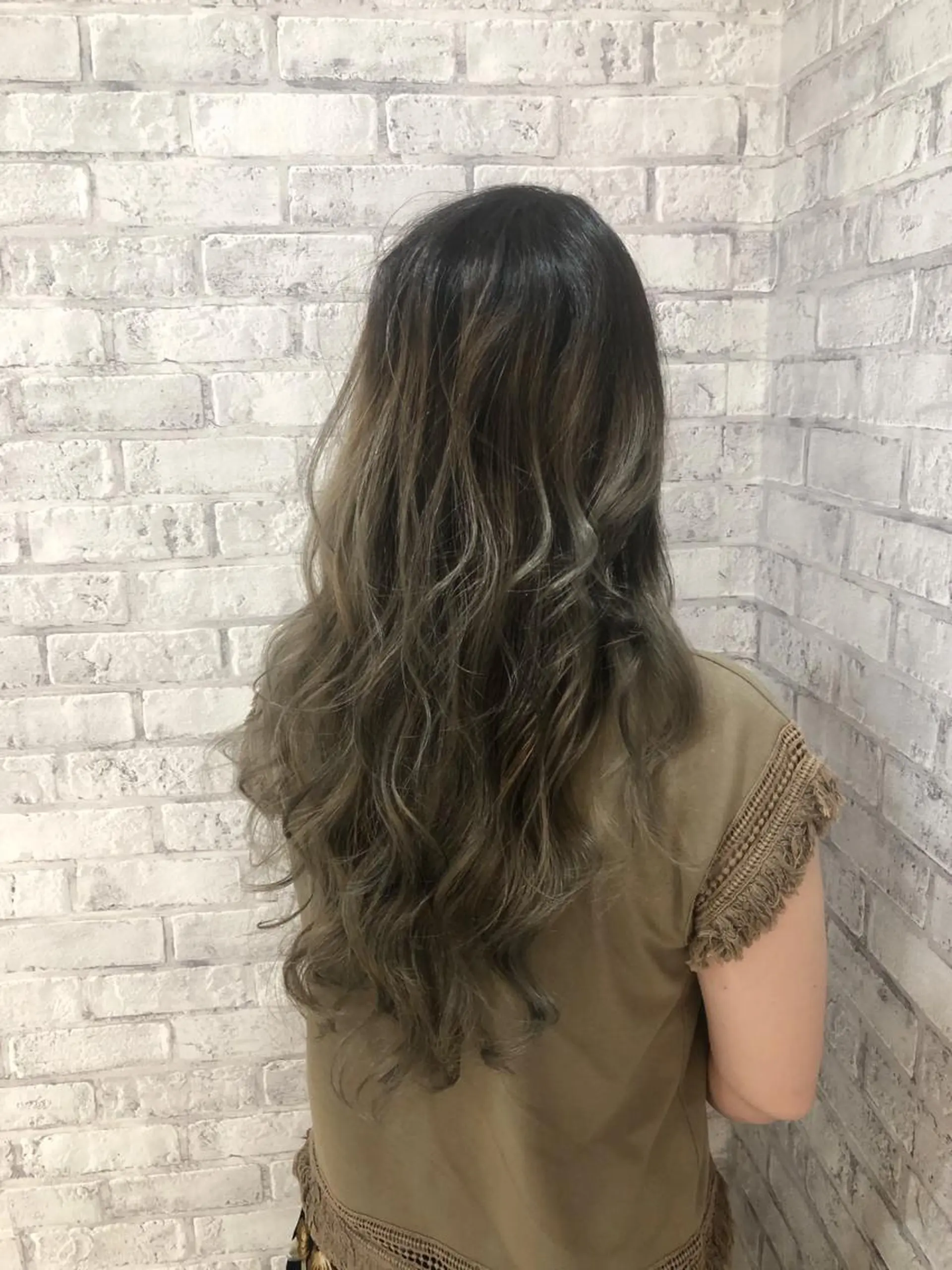 セミロング カラー ヘアアレンジ ベージュカラー グラデーションカラー トリートメント 秋山 幸太のヘアスタイル