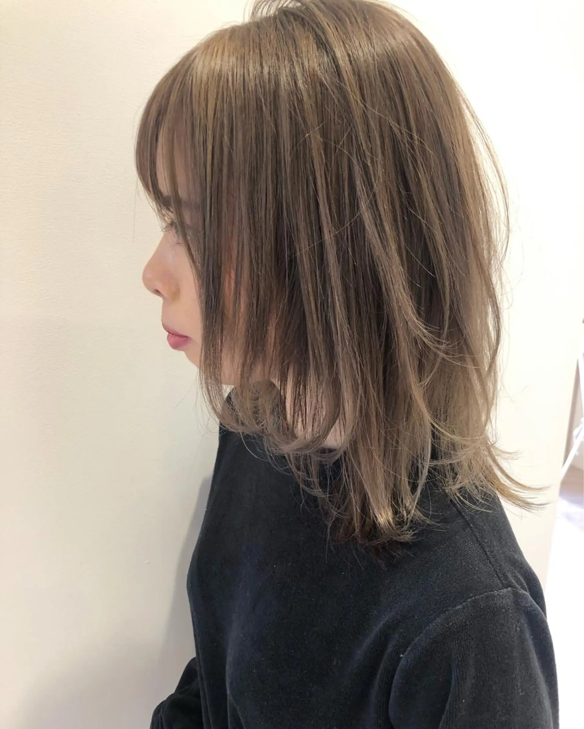 ミディアム カラー ベージュカラー ハイトーンカラー ハイトーンベージュ レイヤーカット カット ヘアカラー 石井 紫文のヘアスタイル