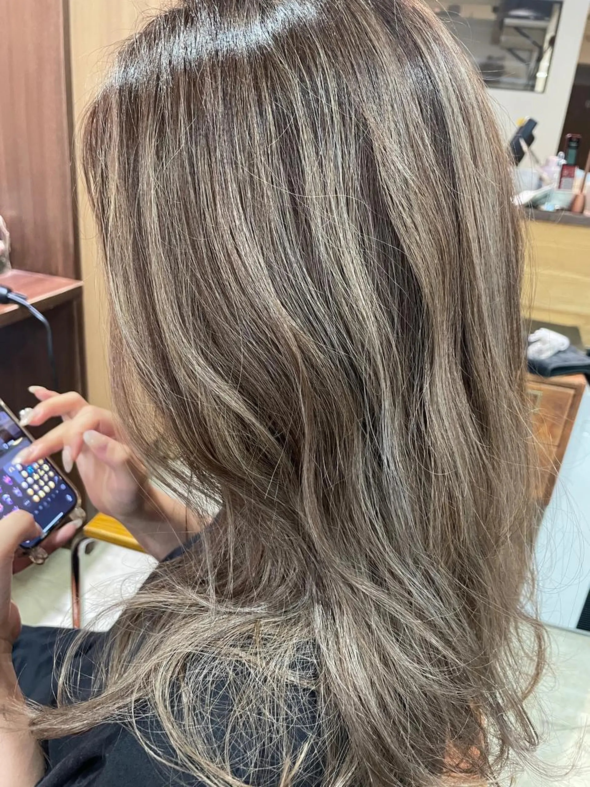 ロング ハイライト カット ヘアカラー トリートメント さの あやねのヘアスタイル