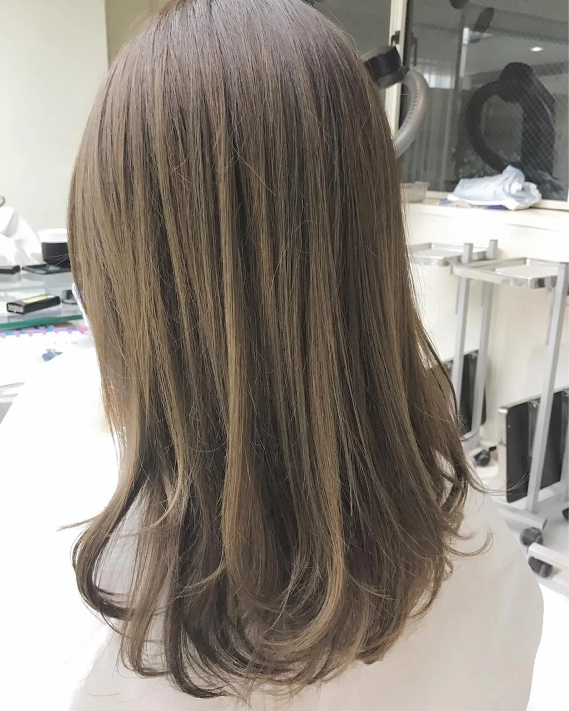 セミロング カラー アッシュ グラデーションカラー ハイライトカラー ボブ ハイライト AILEE所属・ウルフカット レイヤーカット上柿のヘアスタイル