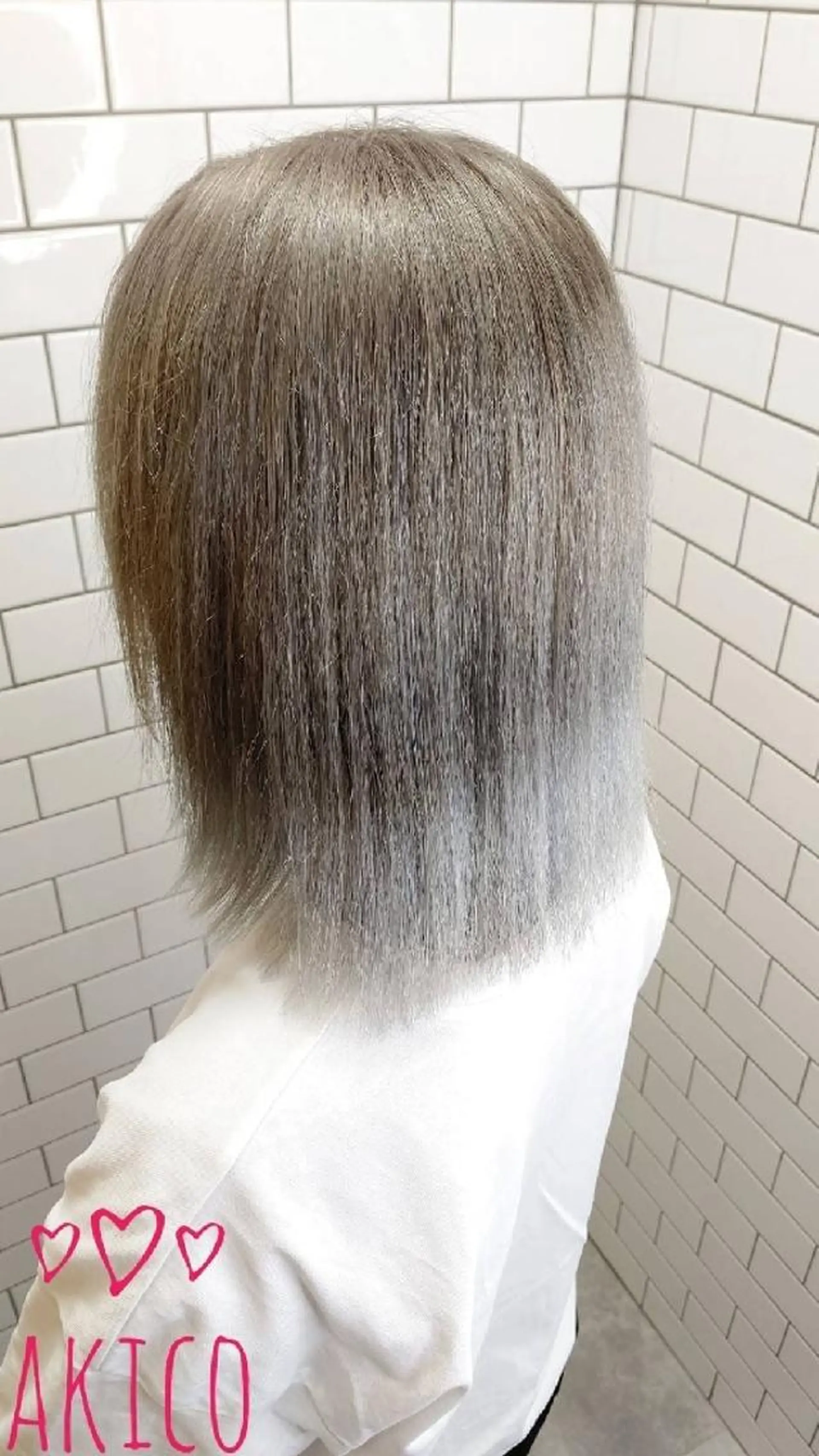 ミディアム カラー シルバー ホワイトシルバー LUXBE GALLERY なんば駅前店所属・ラックスビーギャラリ ー AKICOのヘアスタイル