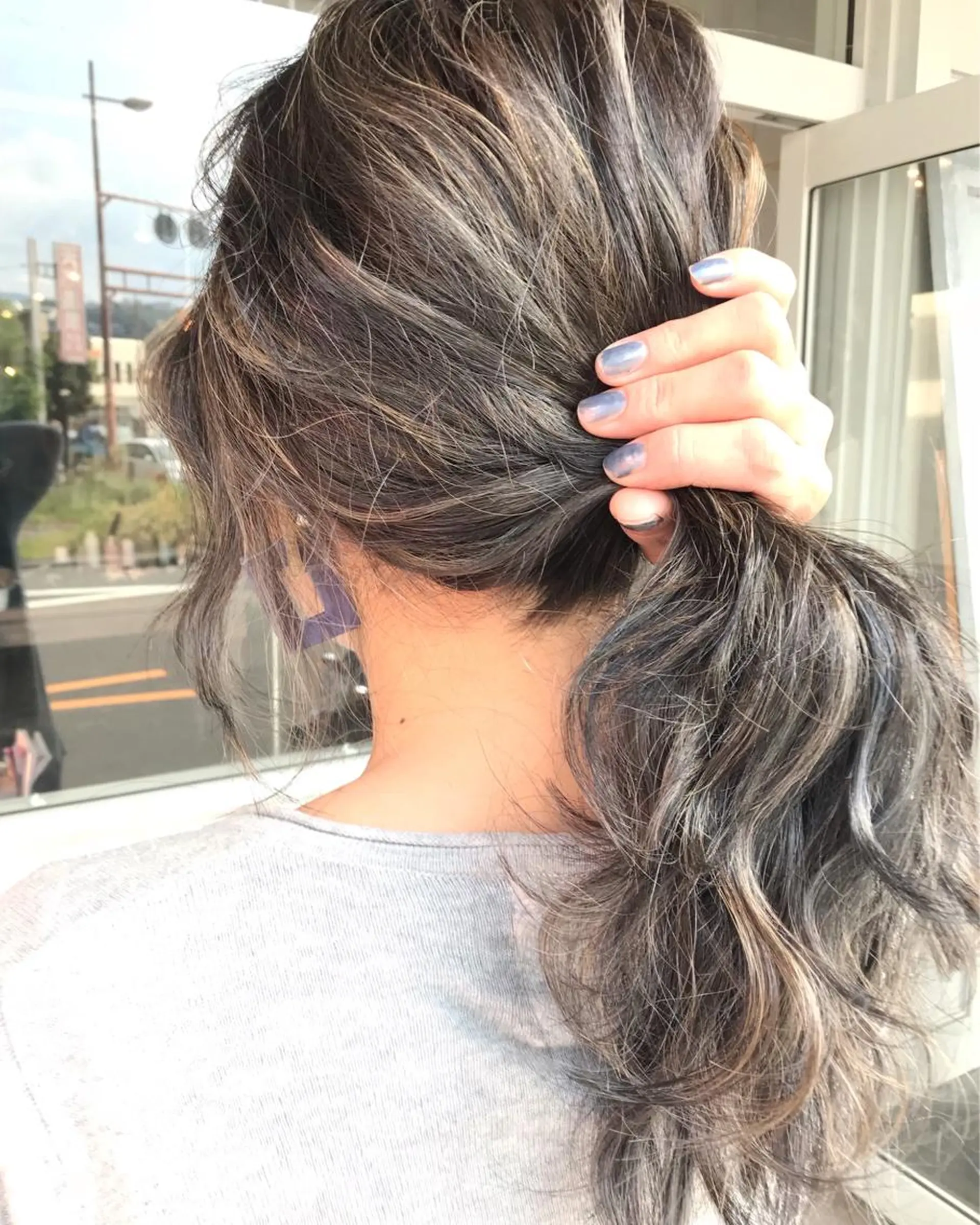 ミディアム カラー ヘアアレンジ お団子ヘア 切りっぱなしボブ バレイヤージュ ブリーチ グラデーションカラー Mariana/ 鶴原-ハイライトのヘアスタイル
