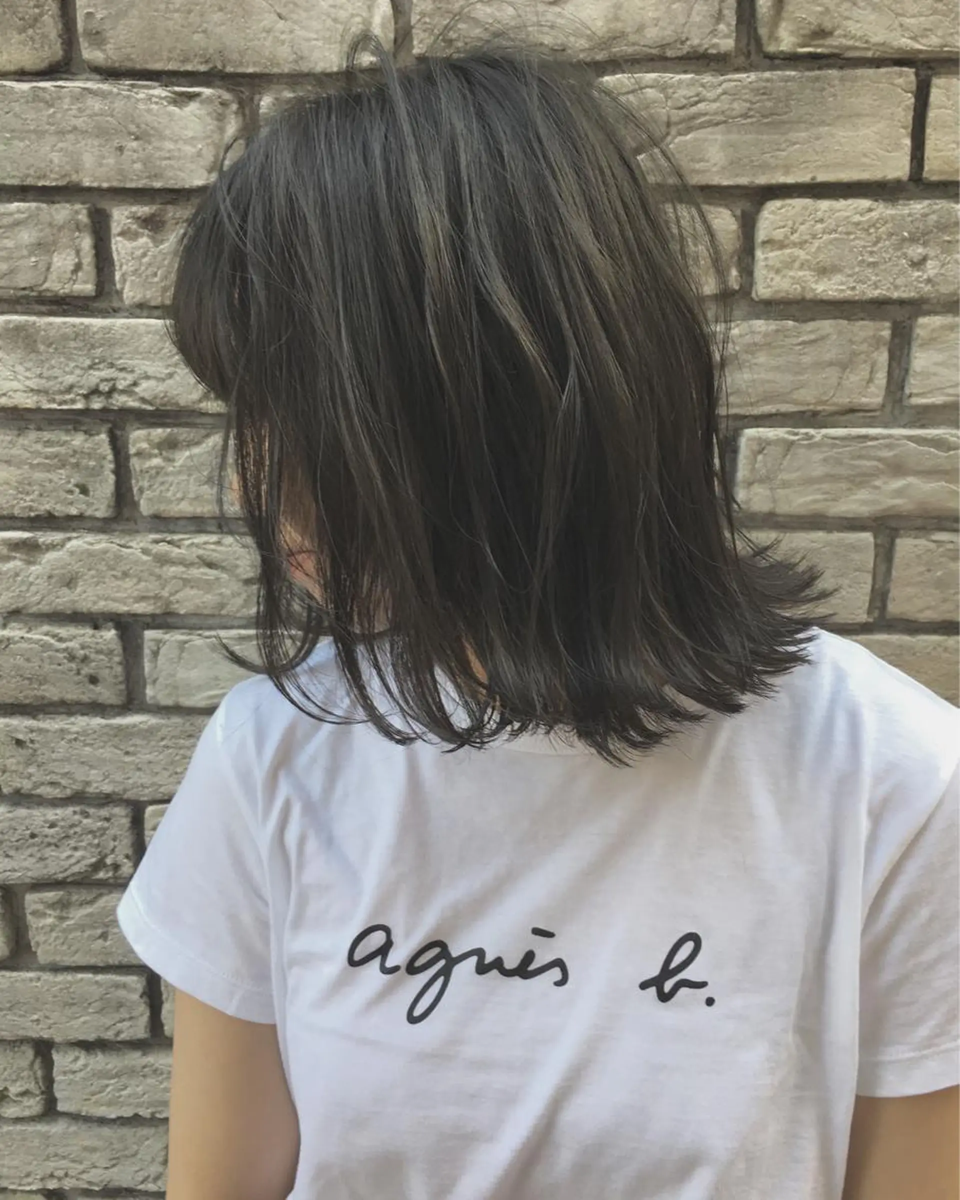 ミディアム カラー アッシュ ハイライトカラー オリーブアッシュ ハイライト レイヤーカット BLend 渋谷のヘアスタイル