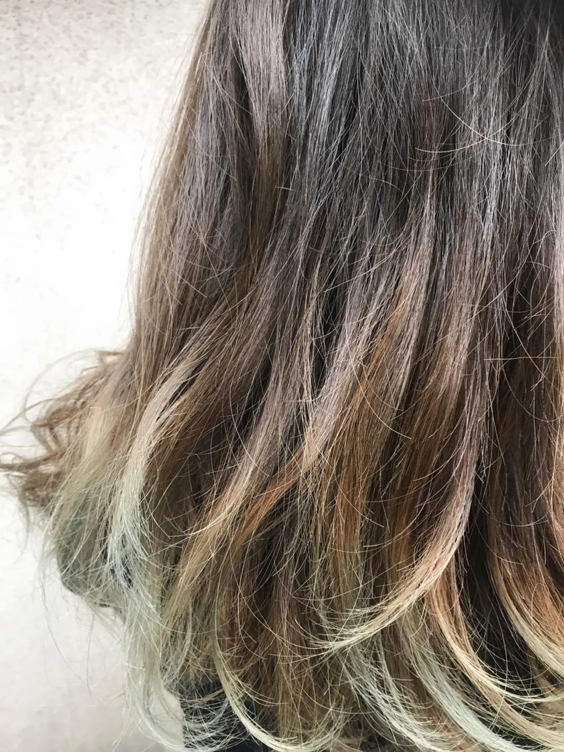 セミロング カラー グラデーションカラー シルバー vato マンツーマンサロンのヘアスタイル