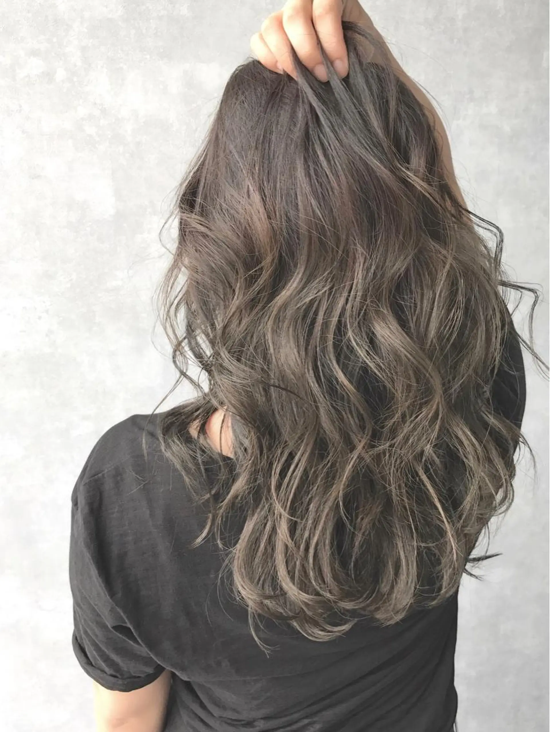 セミロング カラー グレージュ TOMOYAレイヤー ブリーチ縮毛矯正のヘアスタイル
