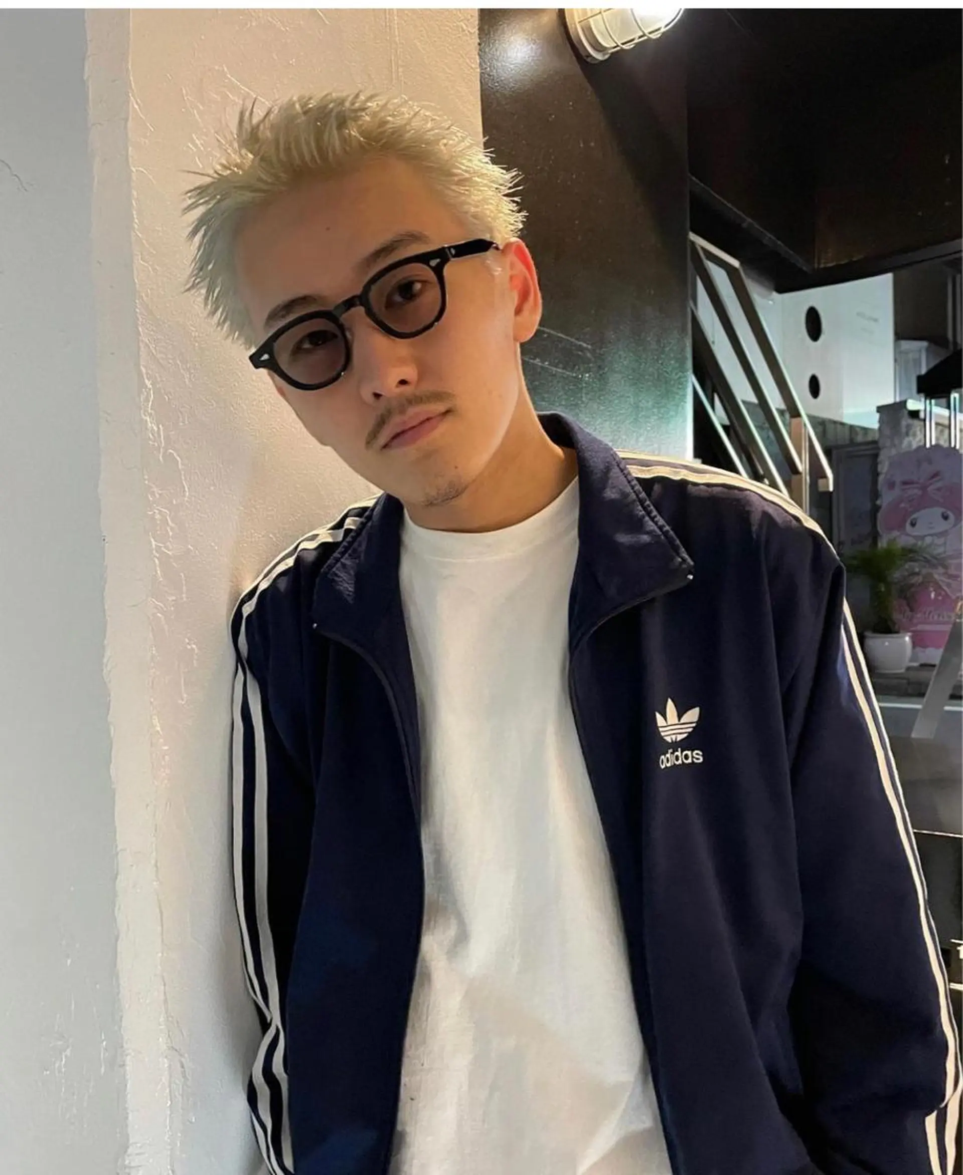 ショート カラー メンズ メンズバレイヤージュ メンズブリーチ センターパート フェードカット メンズハイライト スパイラルパーマ 🌐hina⭐️のヘアスタイル