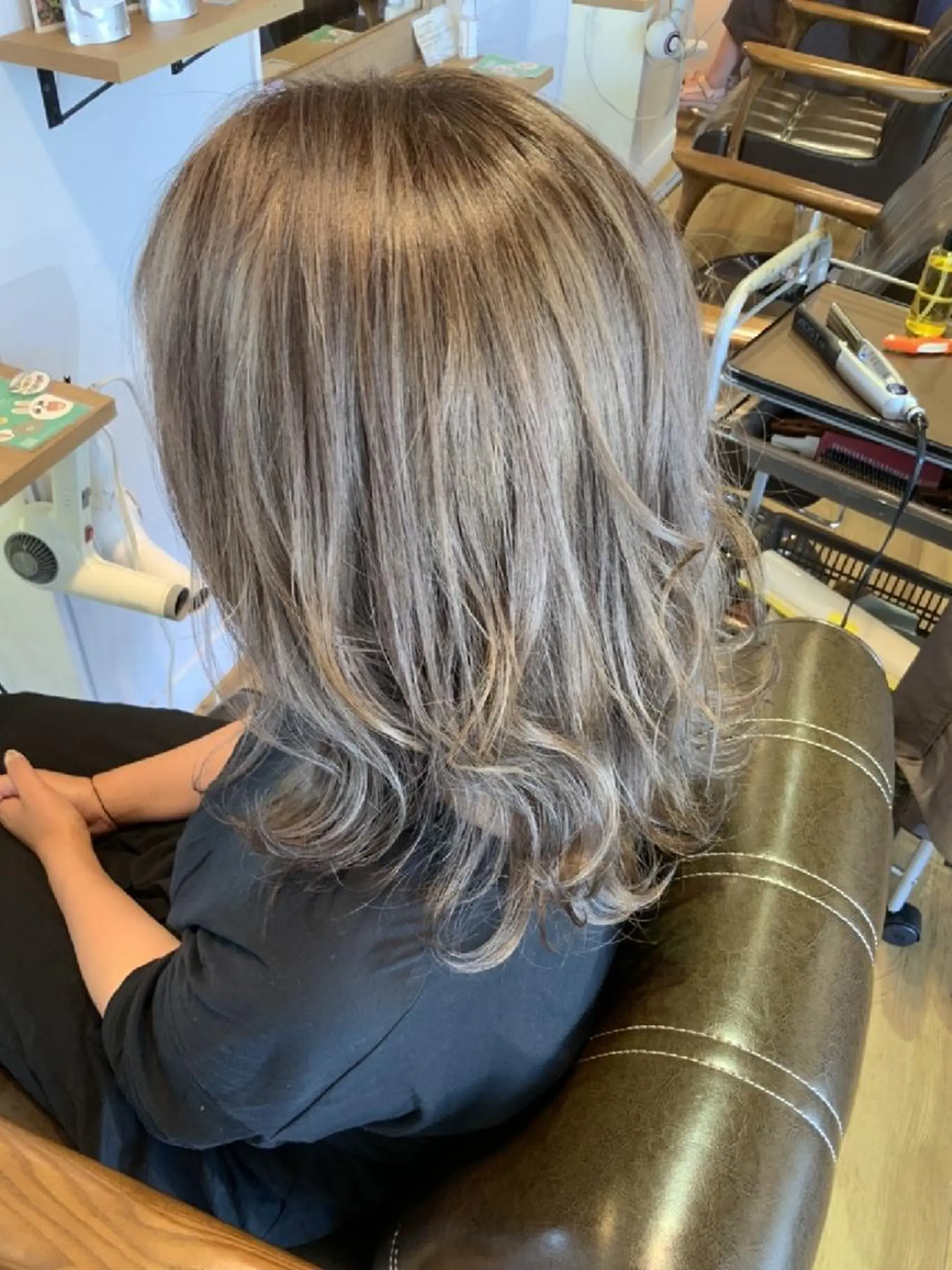 カラー ブリーチ グレージュ ハイライトカラー ヘアカラー トリートメント 堀 望美のヘアスタイル