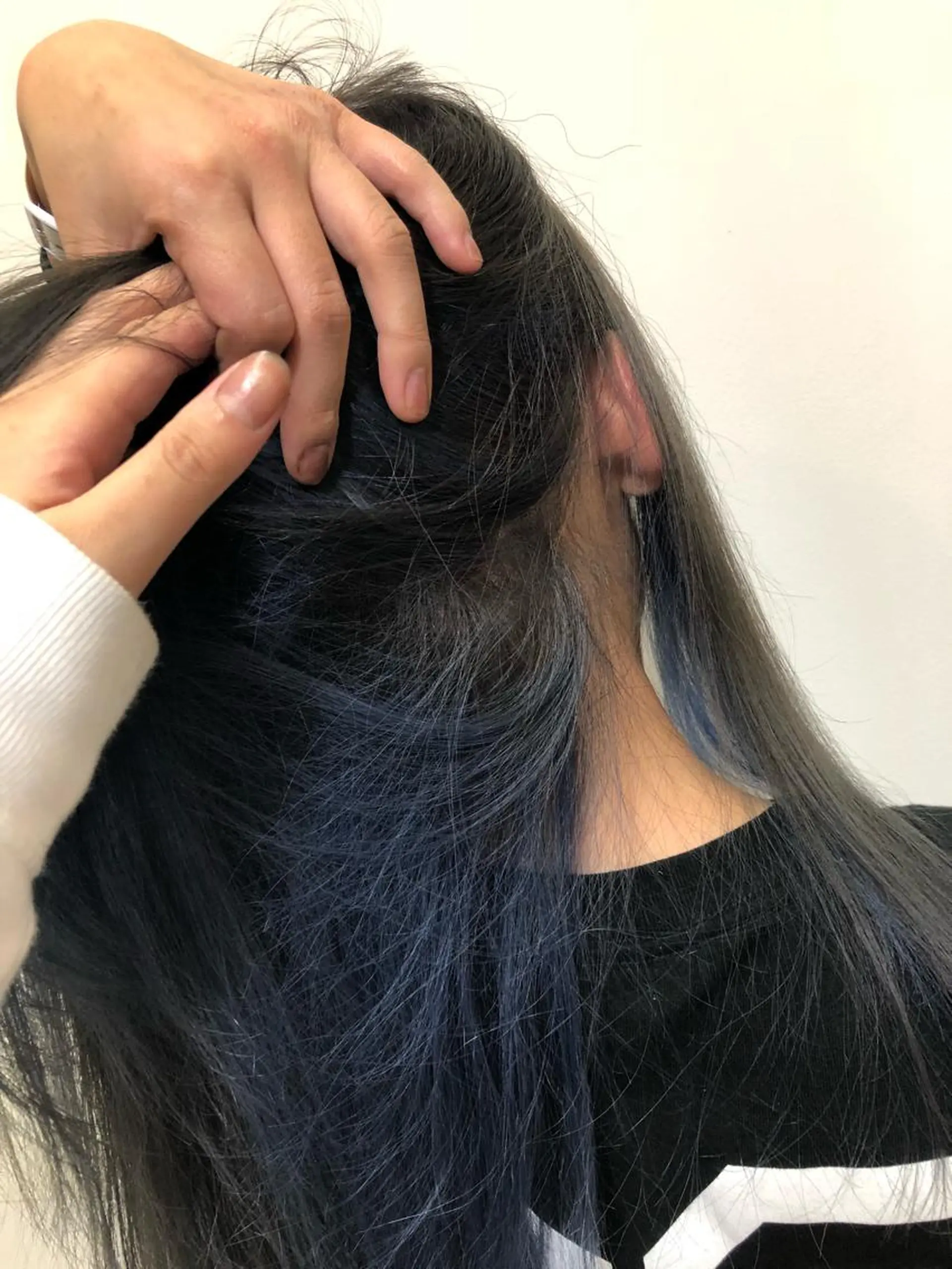カラー メンズ メンズインナーカラー アッシュ ブルーカラー インナーカラー 芝田  望優のヘアスタイル