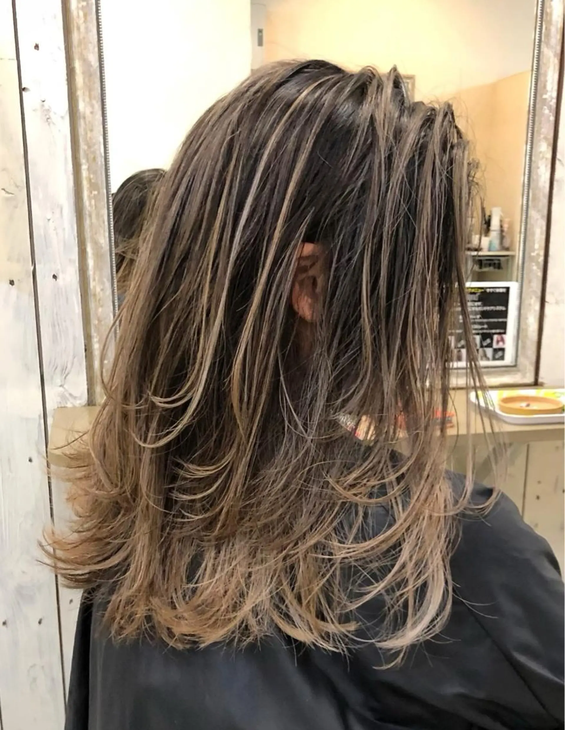 ミディアム 韓国レイヤー外国人風 透明感カラー髪質改善のヘアスタイル