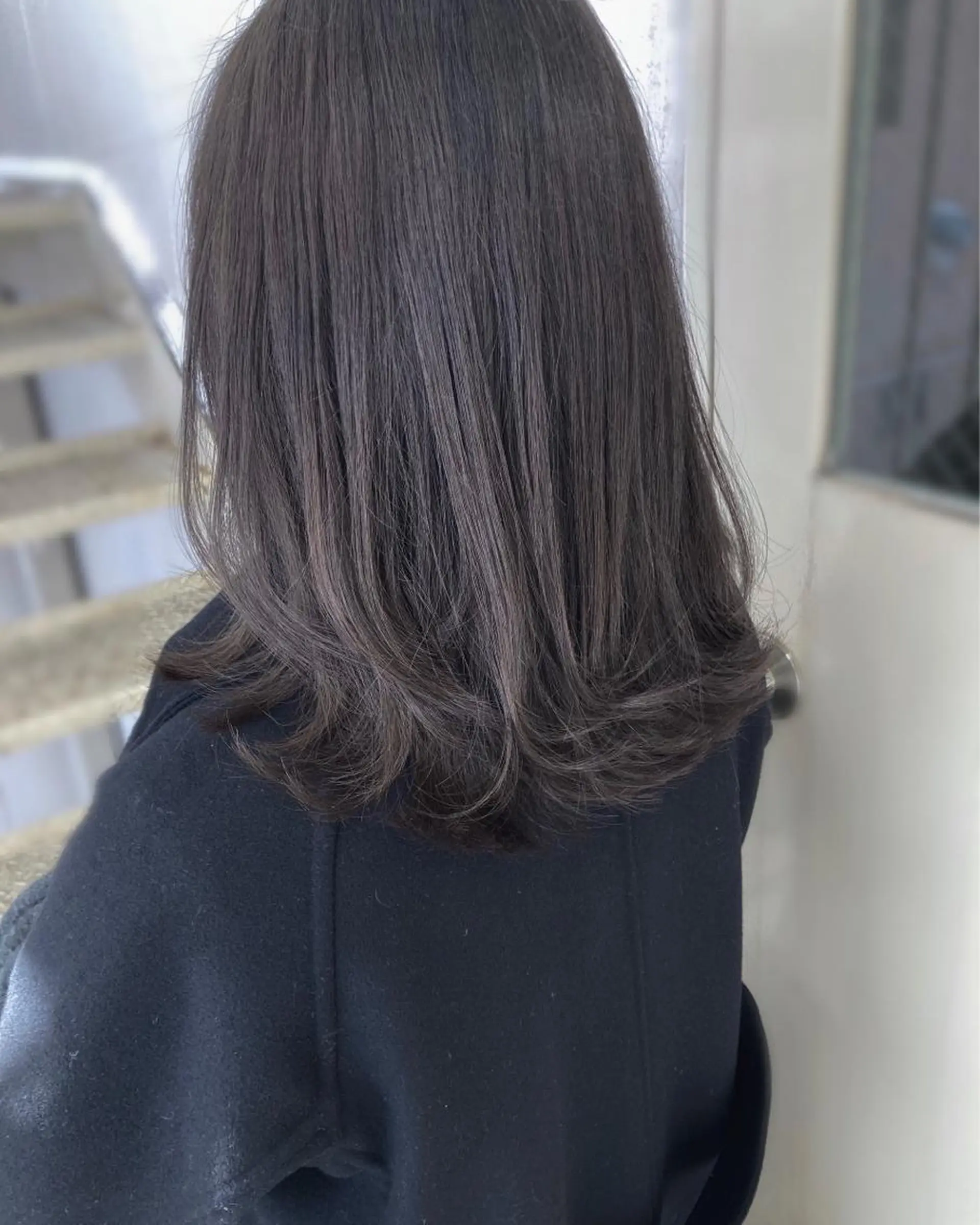 ミディアム アッシュ roka ノゾミのヘアスタイル