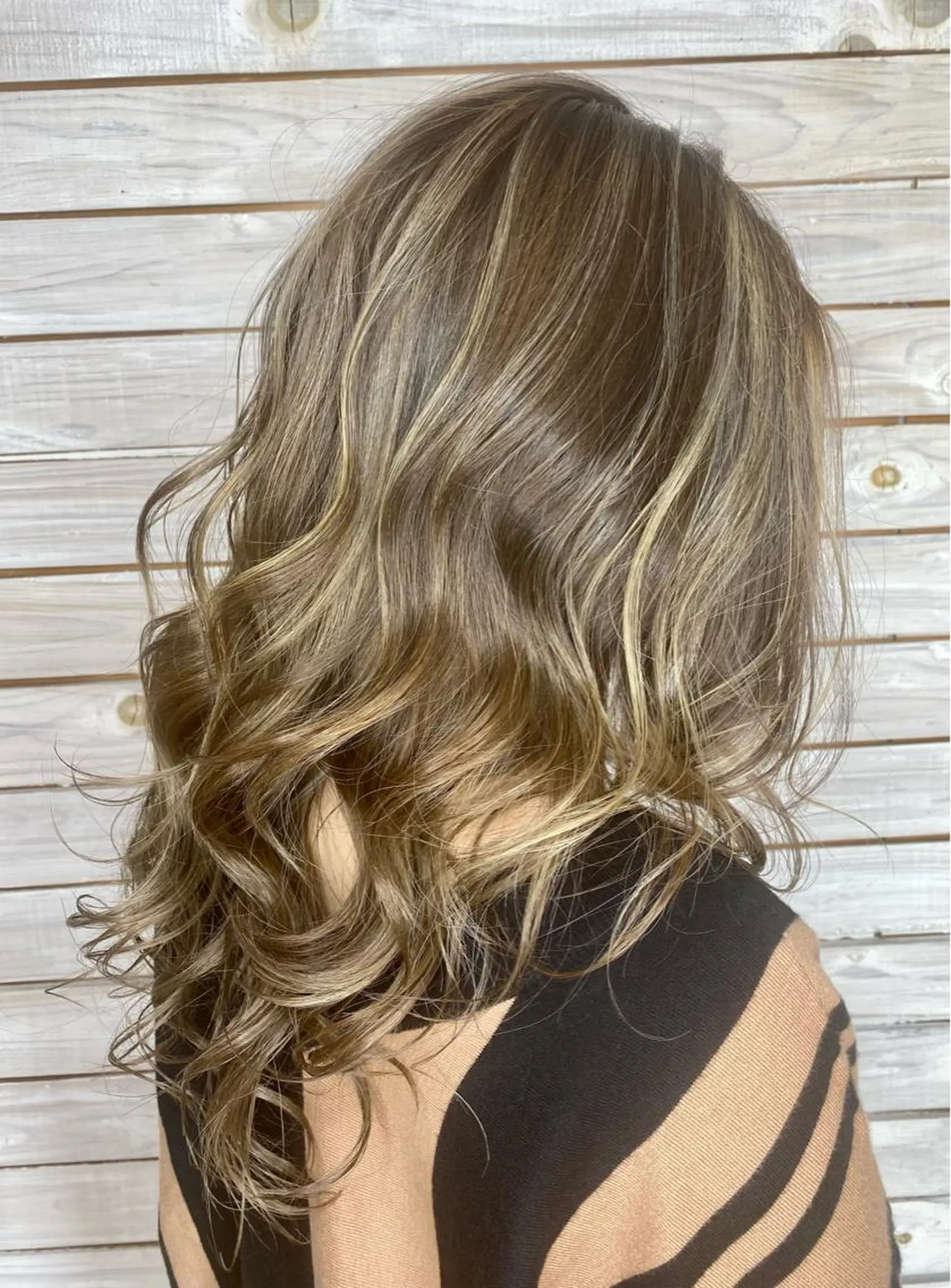 ロング ヘアカラー 藤本 彩果のヘアスタイル