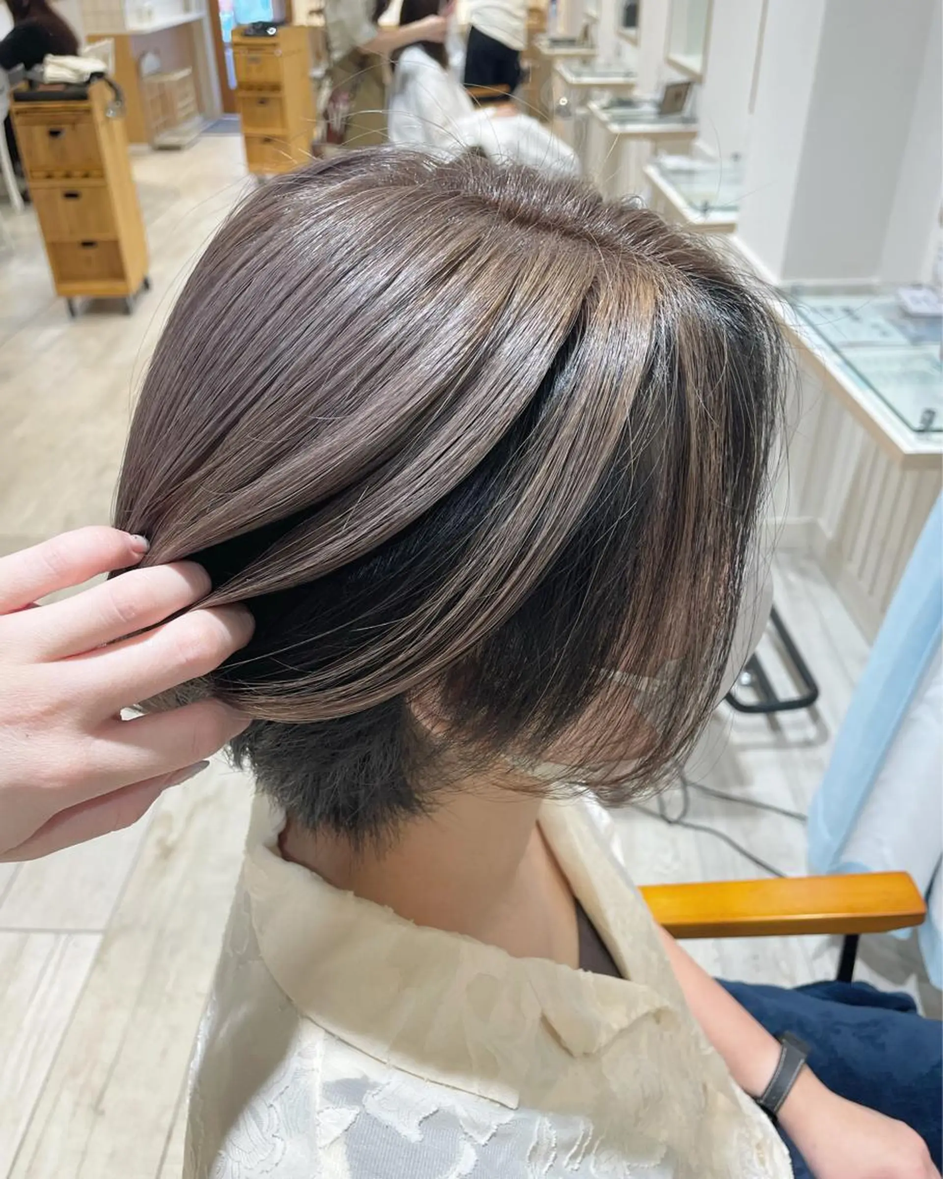 ショート カラー アッシュ アッシュグレー ベージュカラー シルバー シルバーベージュ 暖色/ハイトーン 🎀mizukiのヘアスタイル