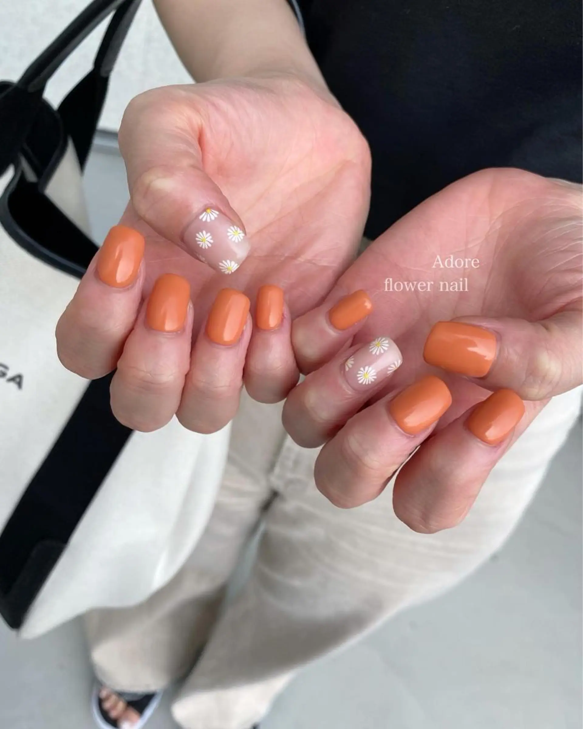 ネイル フラワーネイル ワンカラーネイル オレンジ シンプルネイル 夏ネイル ハンドネイル Nail Adore.のネイルデザイン