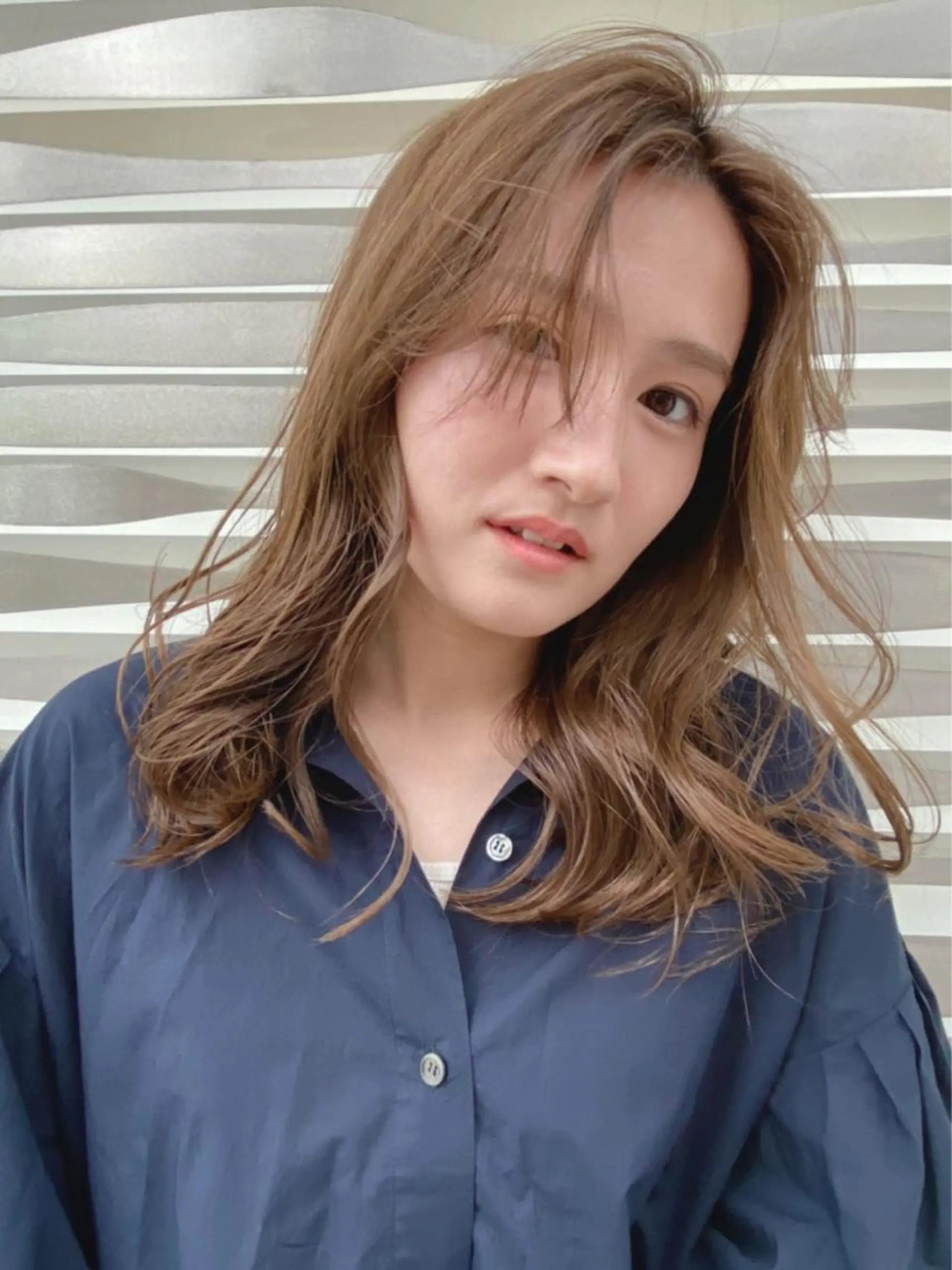 セミロング コテ巻き風パーマ 韓国風パーマ 無重力のヘアスタイル