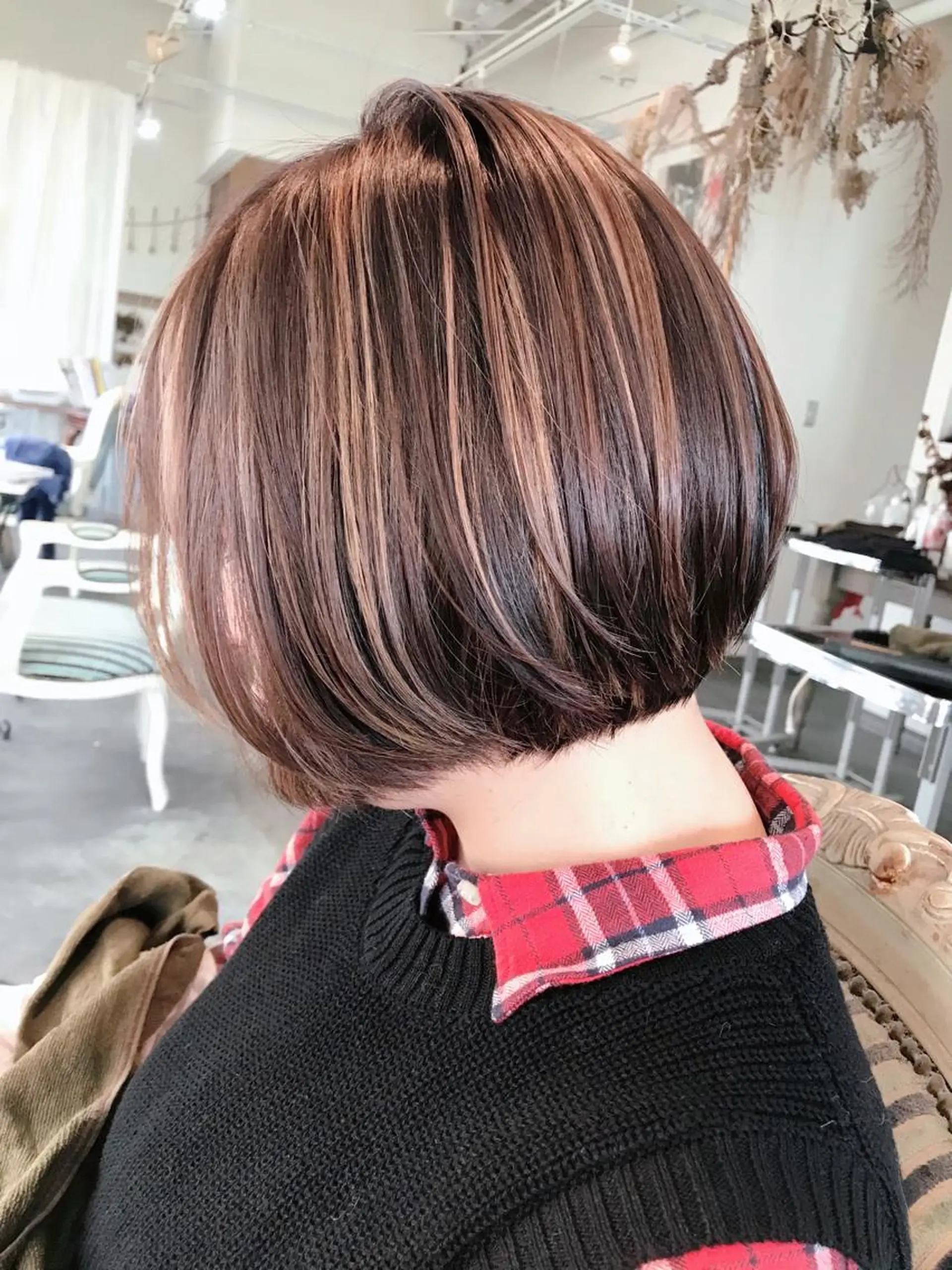 ショート カラー ヘアアレンジ お団子ヘア 切りっぱなしボブ バレイヤージュ デザインカラー グラデーションカラー Mariana/ 鶴原-ハイライトのヘアスタイル