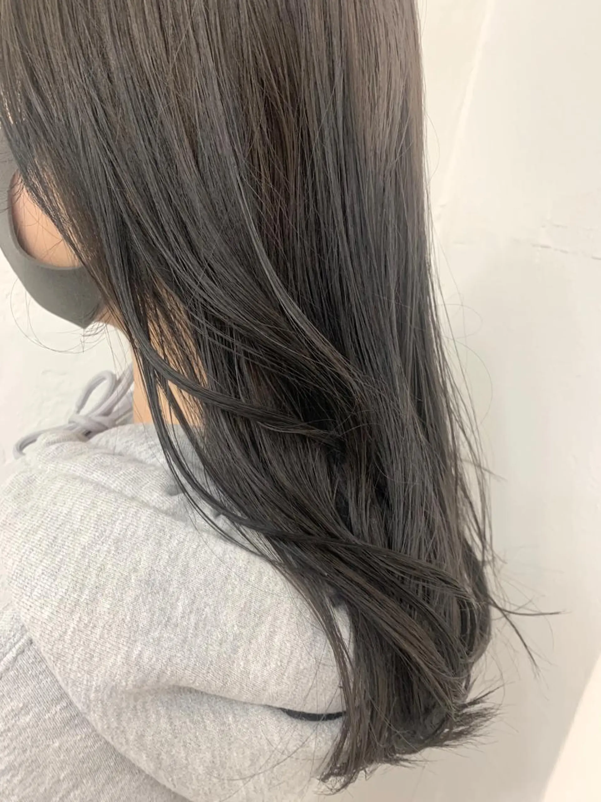 ロング カラー グレージュ ヘアカラー トリートメント chama レイヤーカットのヘアスタイル