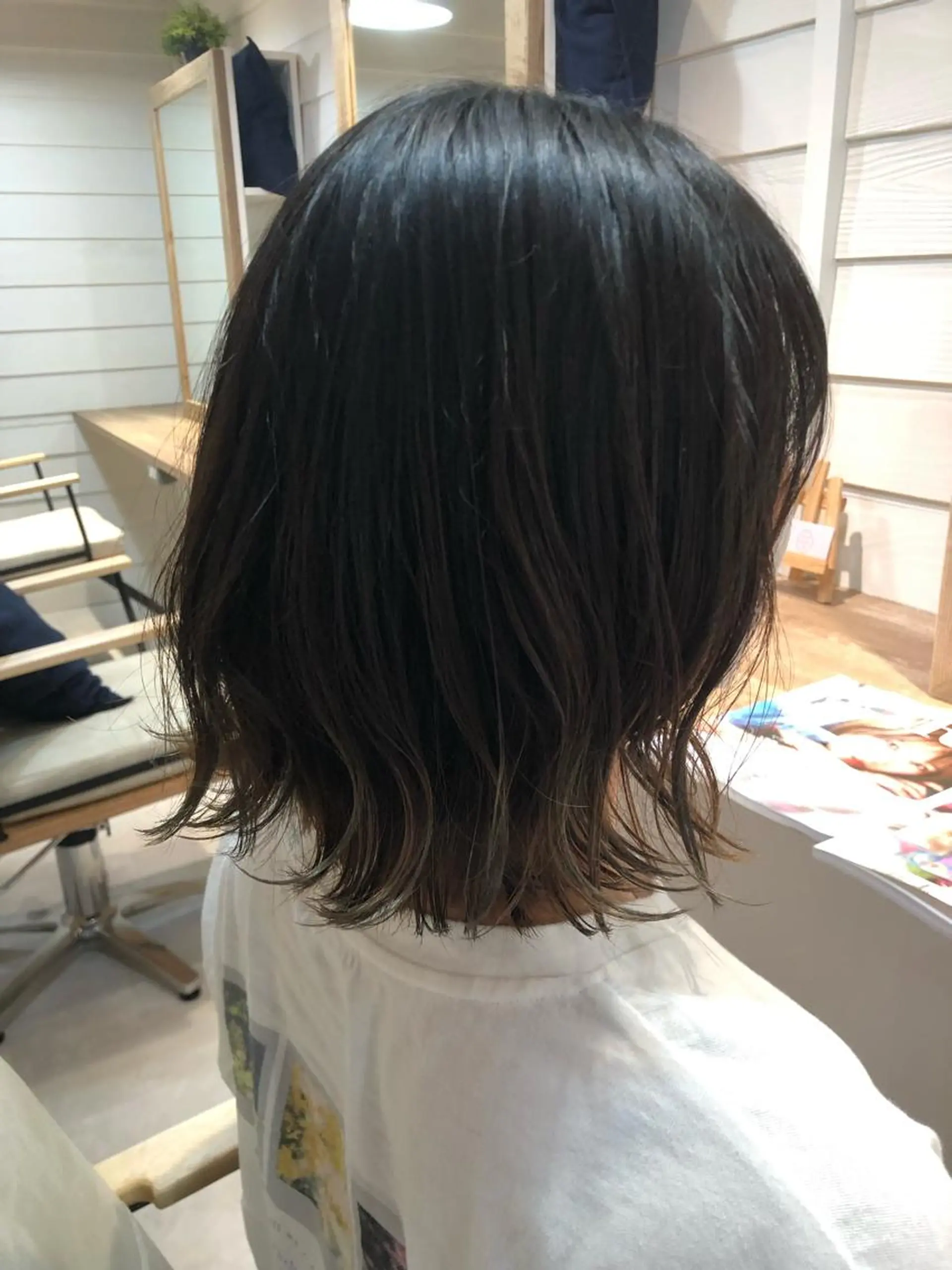 ミディアム 外ハネヘア カット ヘアカラー Annie 吉田 裕美のヘアスタイル