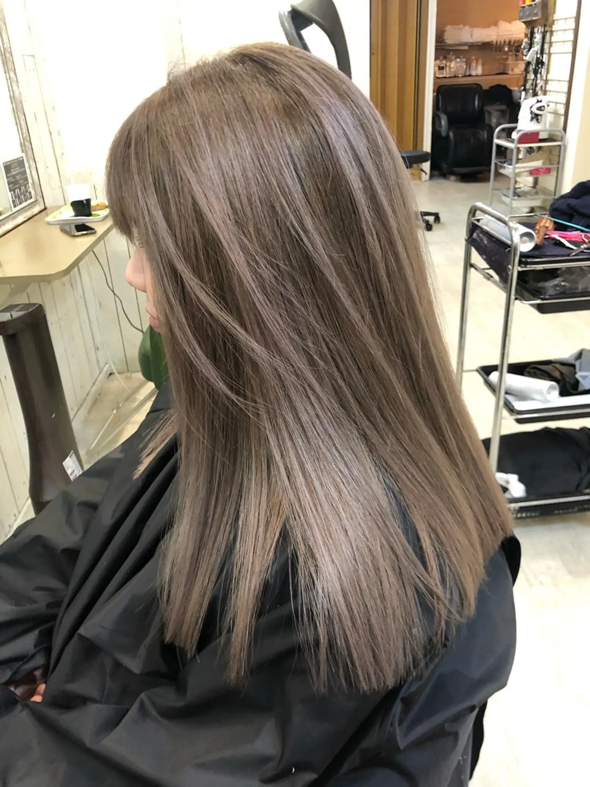 セミロング ヘアカラー 韓国レイヤー外国人風 透明感カラー髪質改善のヘアスタイル
