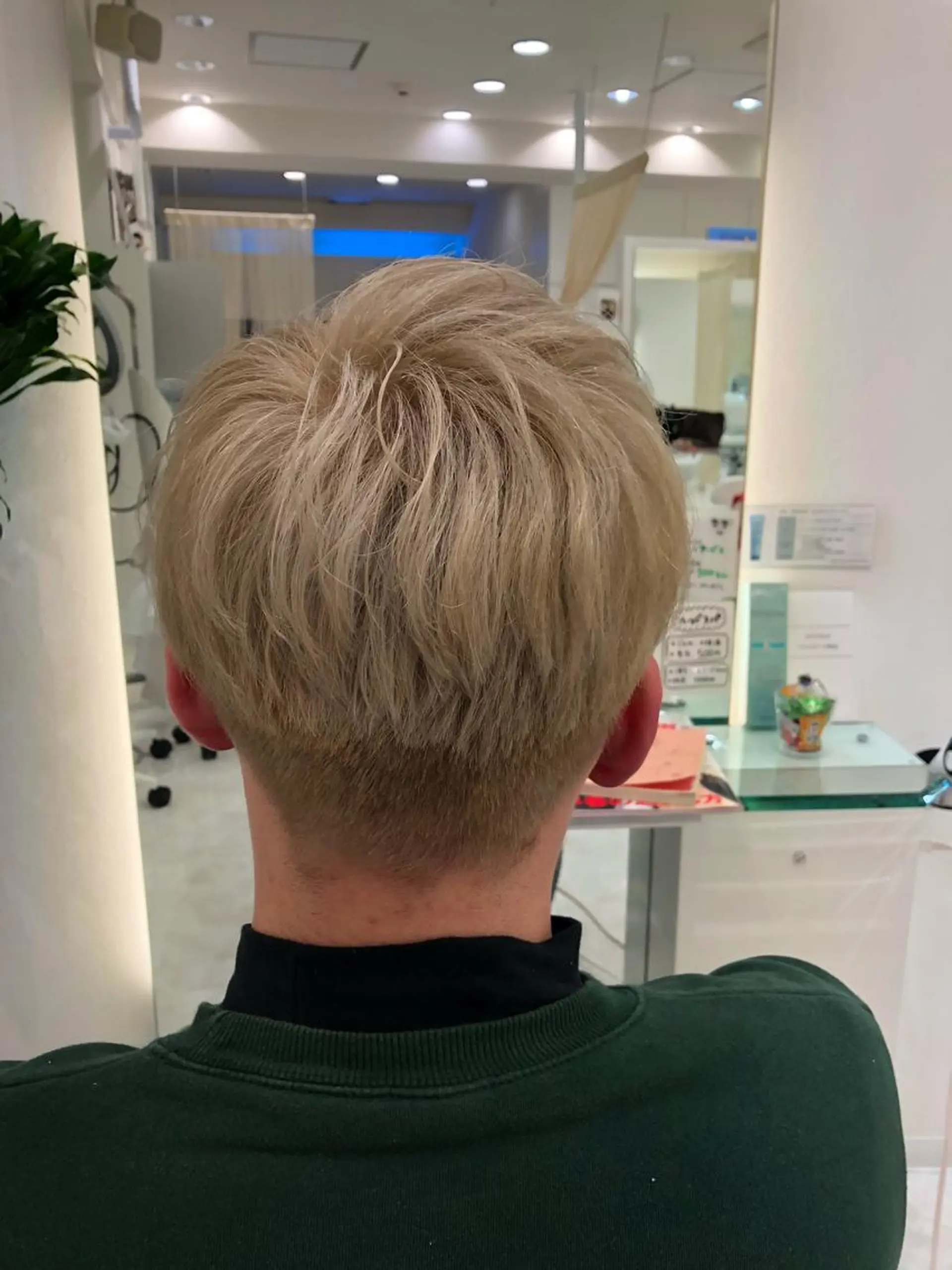 ショート カラー メンズ メンズブリーチ メンズハイトーン ベージュカラー ブリーチ ハイトーンカラー hair Freak所属・佐藤 祥太のヘアスタイル