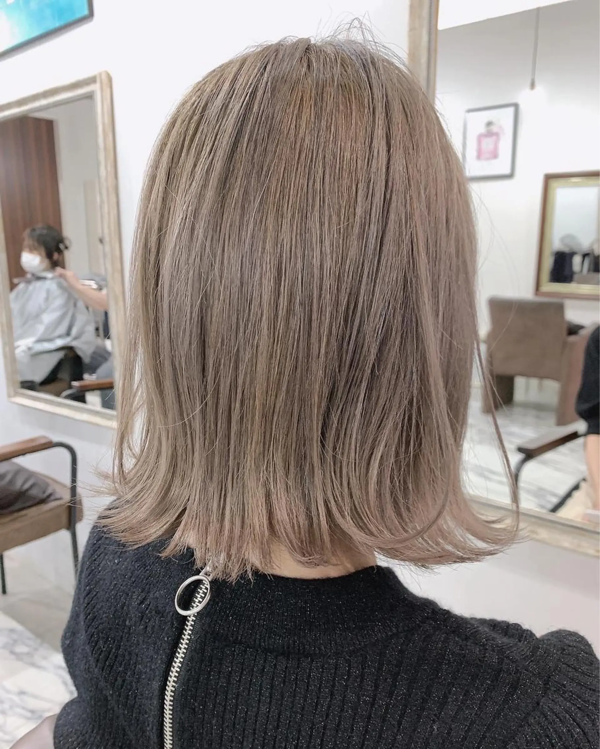 ミディアム カラー 切りっぱなしボブ グレージュ ハイトーンカラー ボブ エクステ（レミー毛） NINEのヘアスタイル