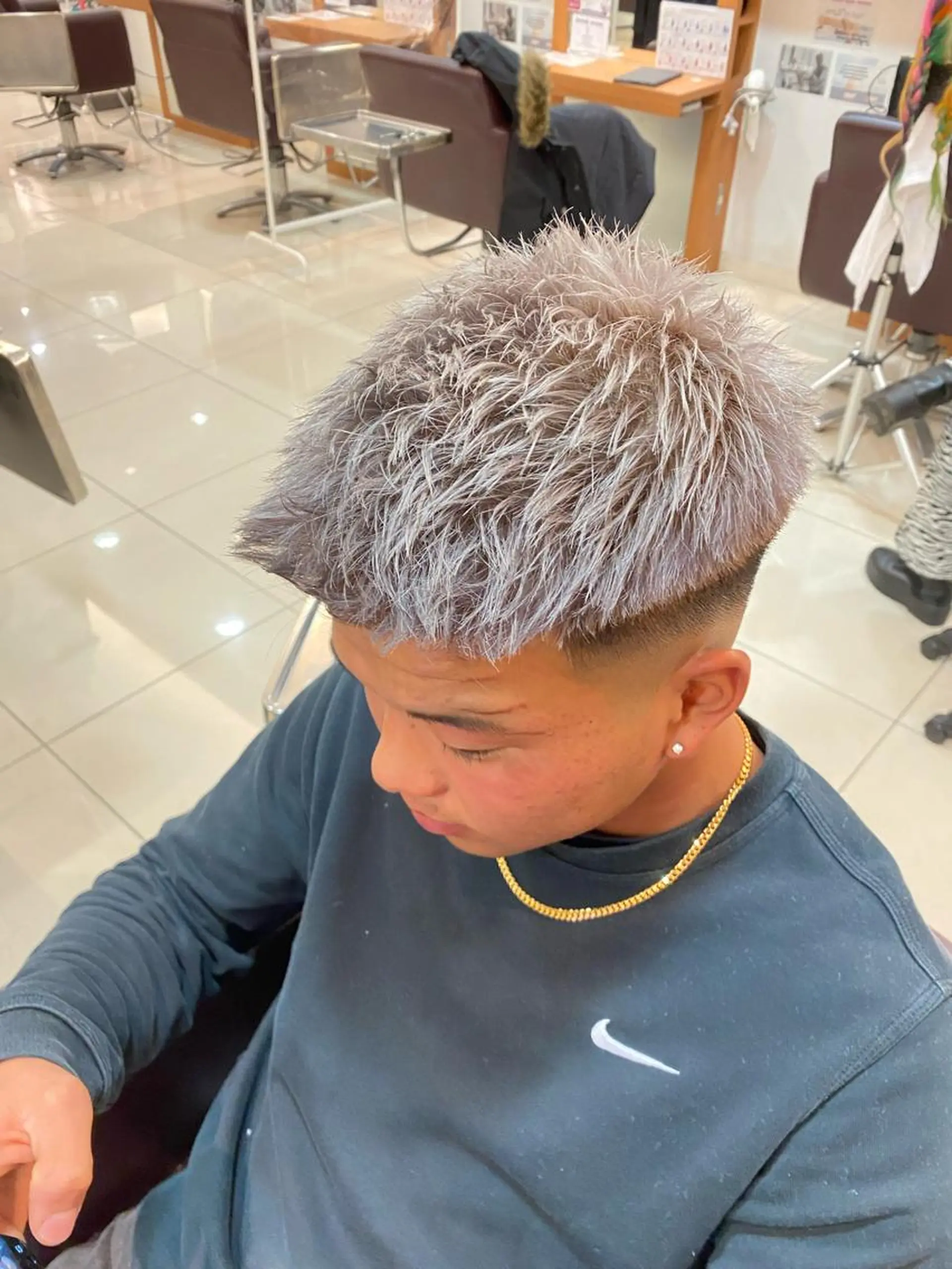 カラー メンズ メンズブリーチ ブリーチ 透明感カラー シルバー レイヤー/ハイトーン ROKUのヘアスタイル