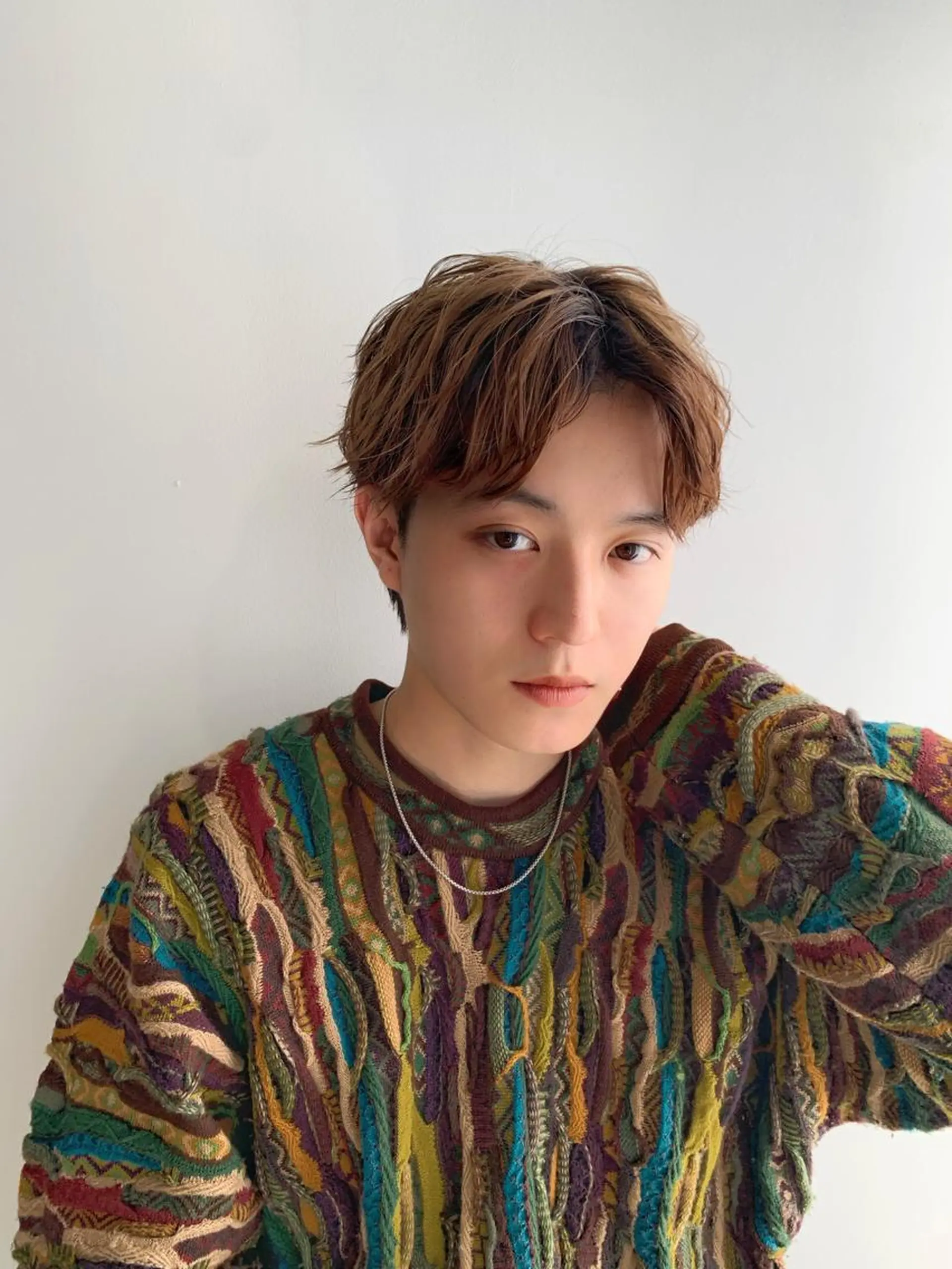ショート パーマ メンズ メンズブリーチ センターパート フェードカット メンズハイライト メンズハイトーン カット パーマ ヘアセット メンズStylist 山根慧のヘアスタイル