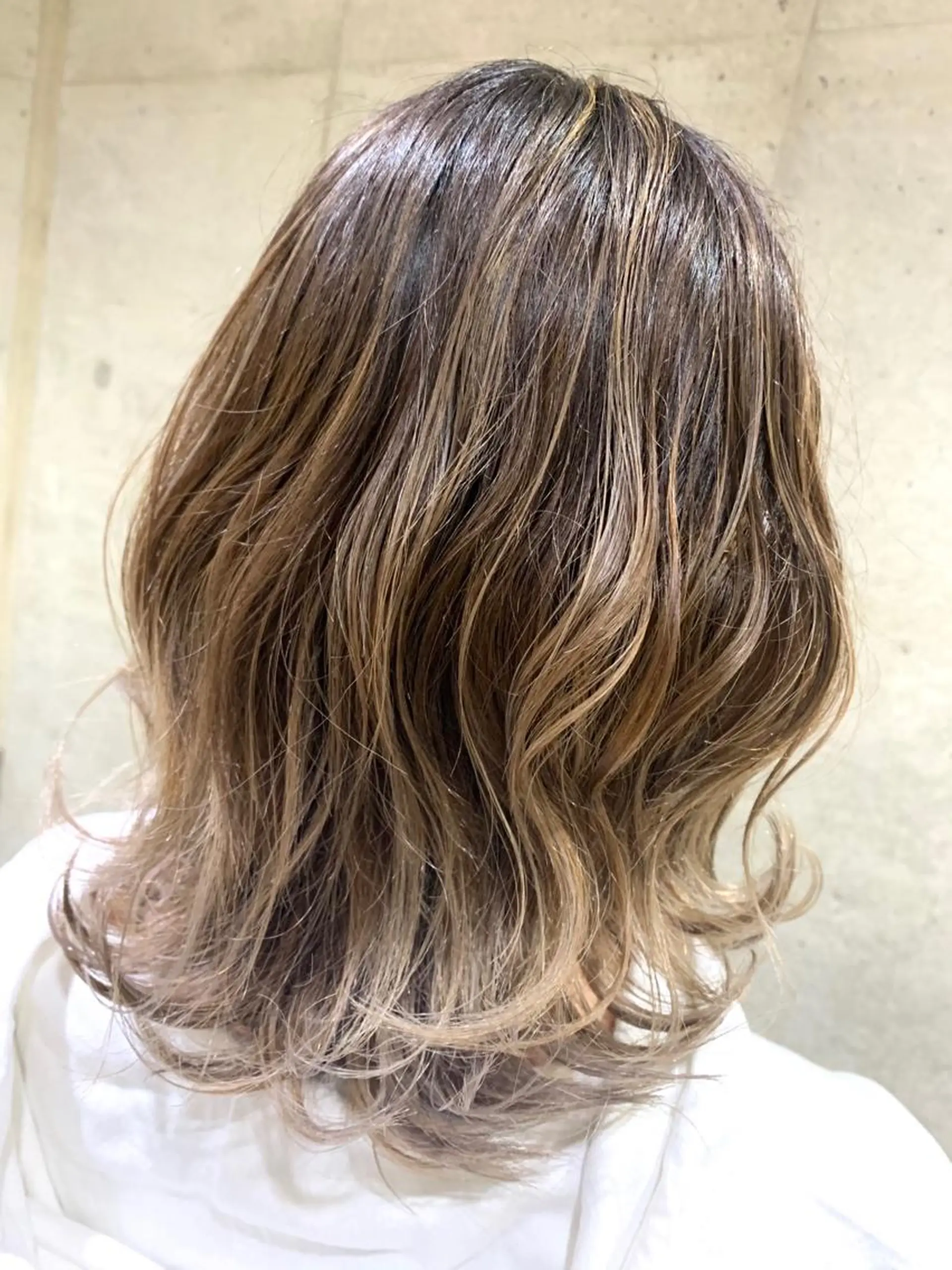 ミディアム カラー ヘアカラー ハイライトが 得意なニキです😊のヘアスタイル