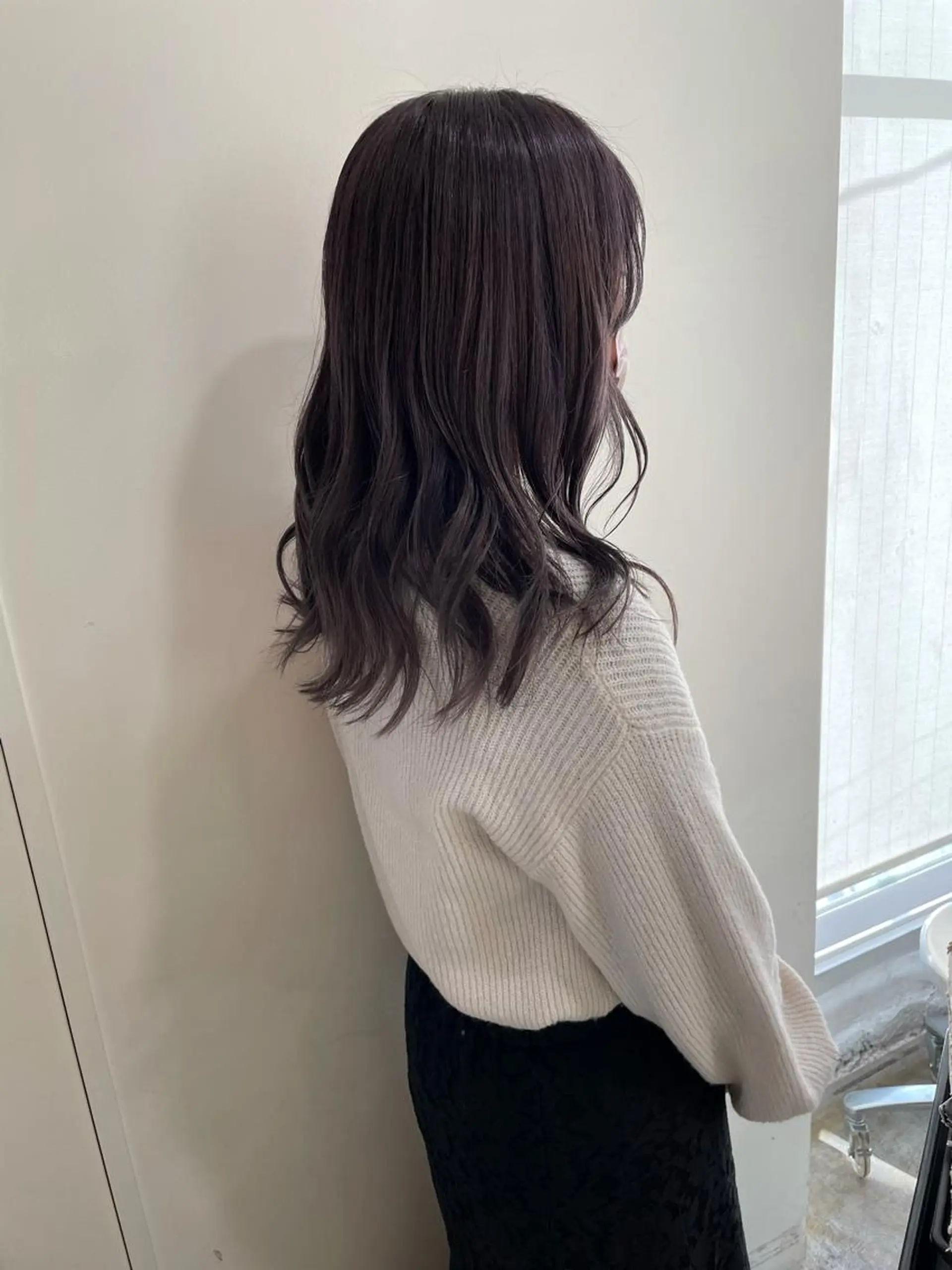 セミロング カラー ブリーチ グレージュ パープルカラー パープルグレージュ カット ヘアカラー トリートメント MIOベージュカラー 柔らかいカラーのヘアスタイル