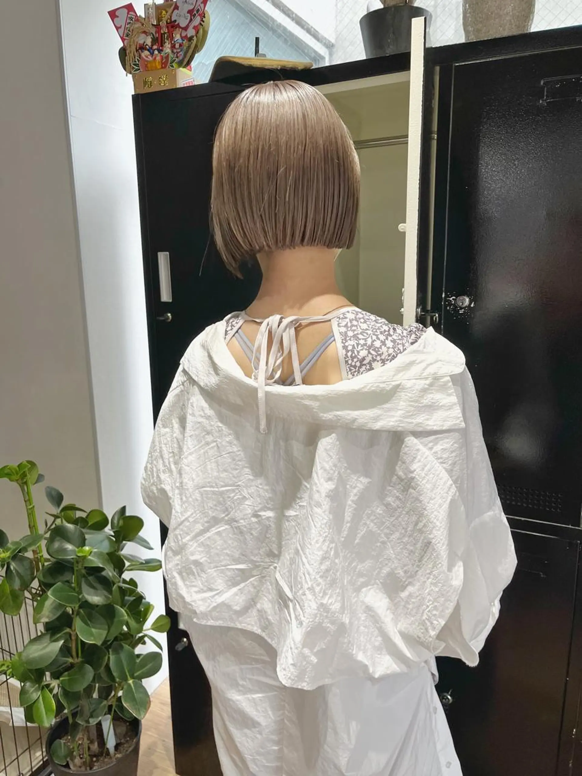 ショート カラー ベージュカラー ハイトーンカラー ミルクティーベージュ ボブ カット ヘアカラー トリートメント ミルクティーベージュ 🌿店長　清水ひとみのヘアスタイル