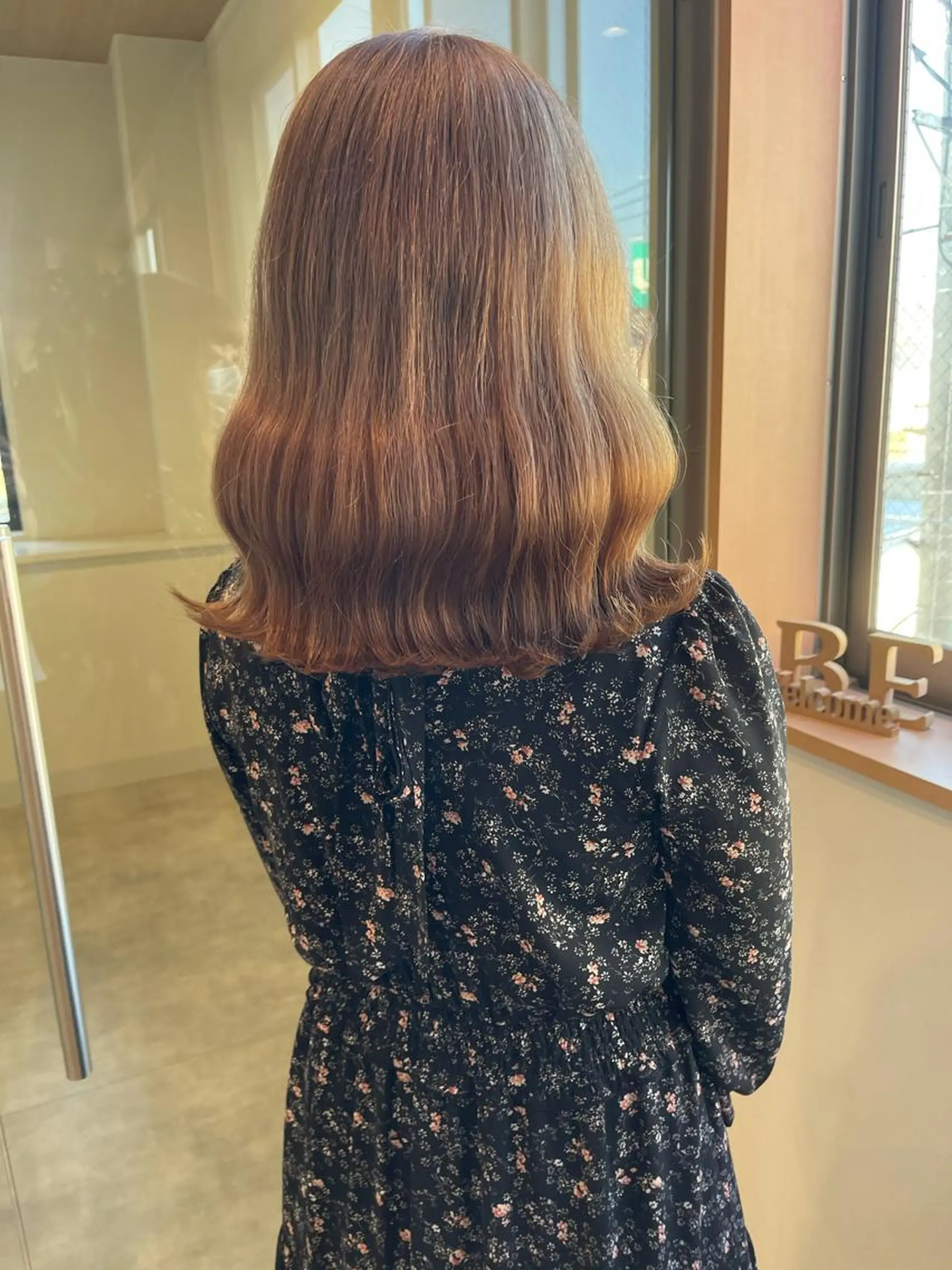 ミディアム カラー ベージュカラー ブリーチ ミルクティーベージュ Maison所属・清水 亮太／赤み消しカラーのヘアスタイル