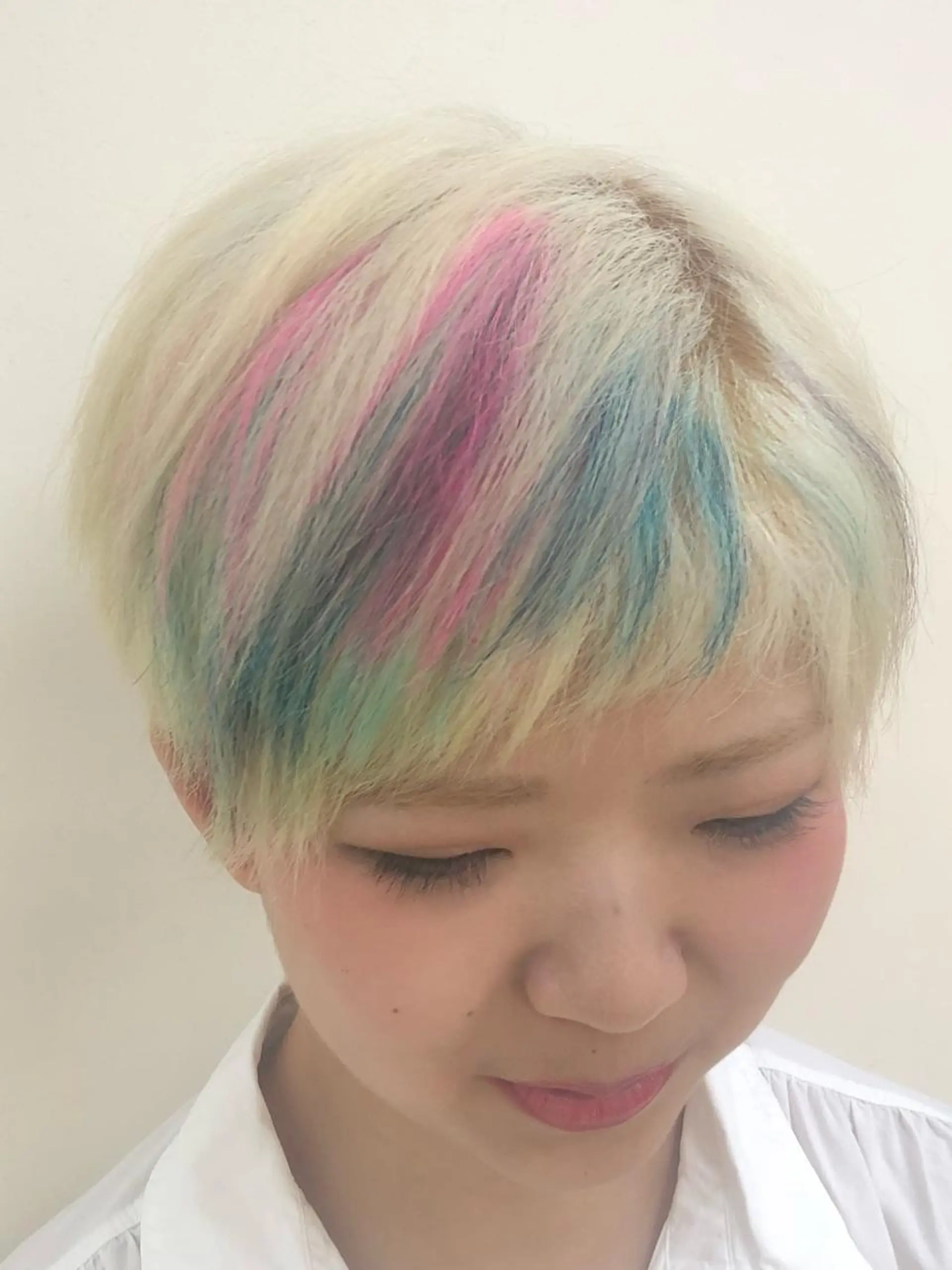 ショート カラー ブリーチ ハイライトカラー ハイライト ヘアカラー トリートメント ブリーチ👩‍🦳/ ‪✂︎MANAMIのヘアスタイル