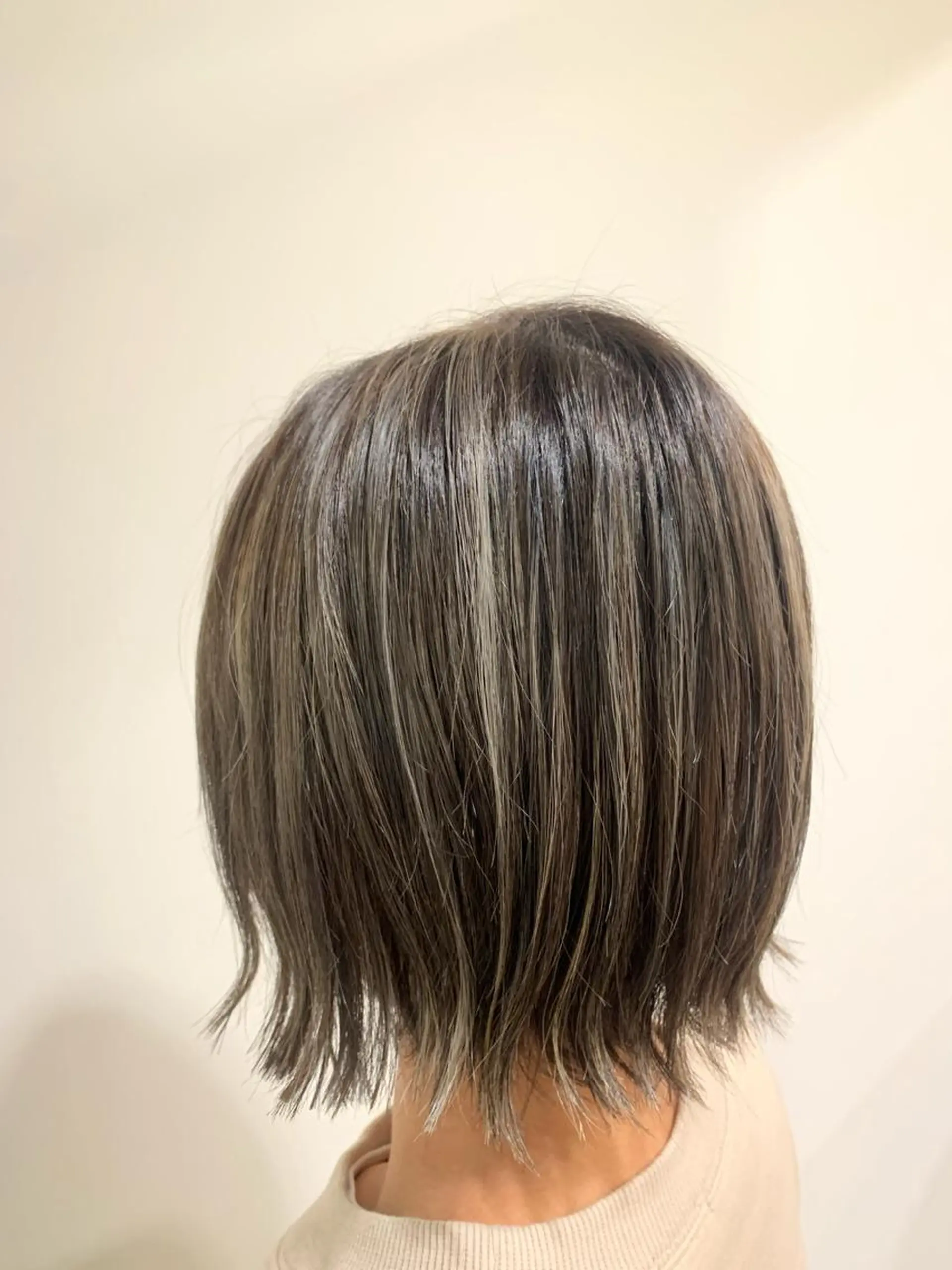 ミディアム カラー 切りっぱなしボブ グレージュ ハイライトカラー ボブ ハイライト ヘアカラー あべ ゆうかのヘアスタイル
