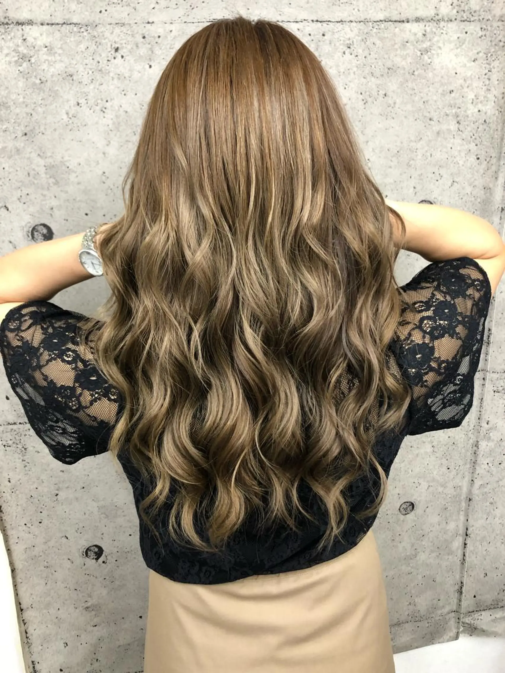 ロング カラー ベージュカラー ミルクティーベージュ 奥山義進/ハイトーン /バレイヤージュのヘアスタイル