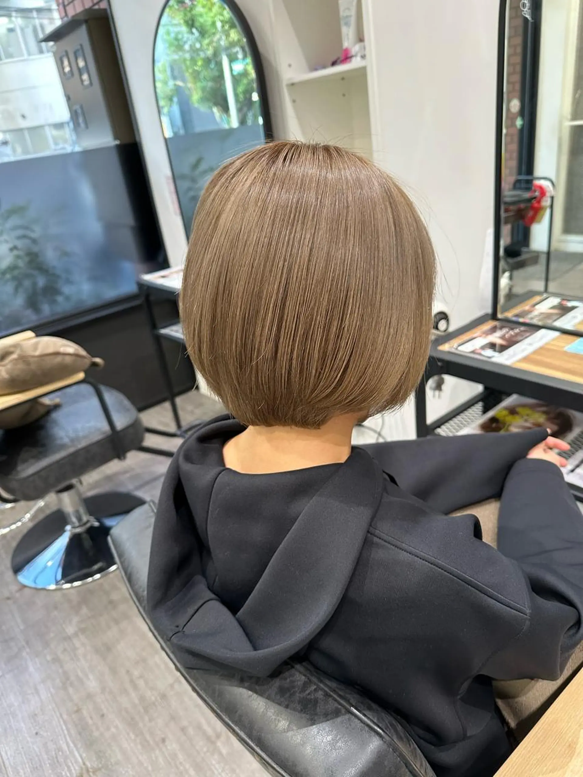 ミディアム カラー グレージュ ミルクティーグレージュ 上田 紗也のヘアスタイル
