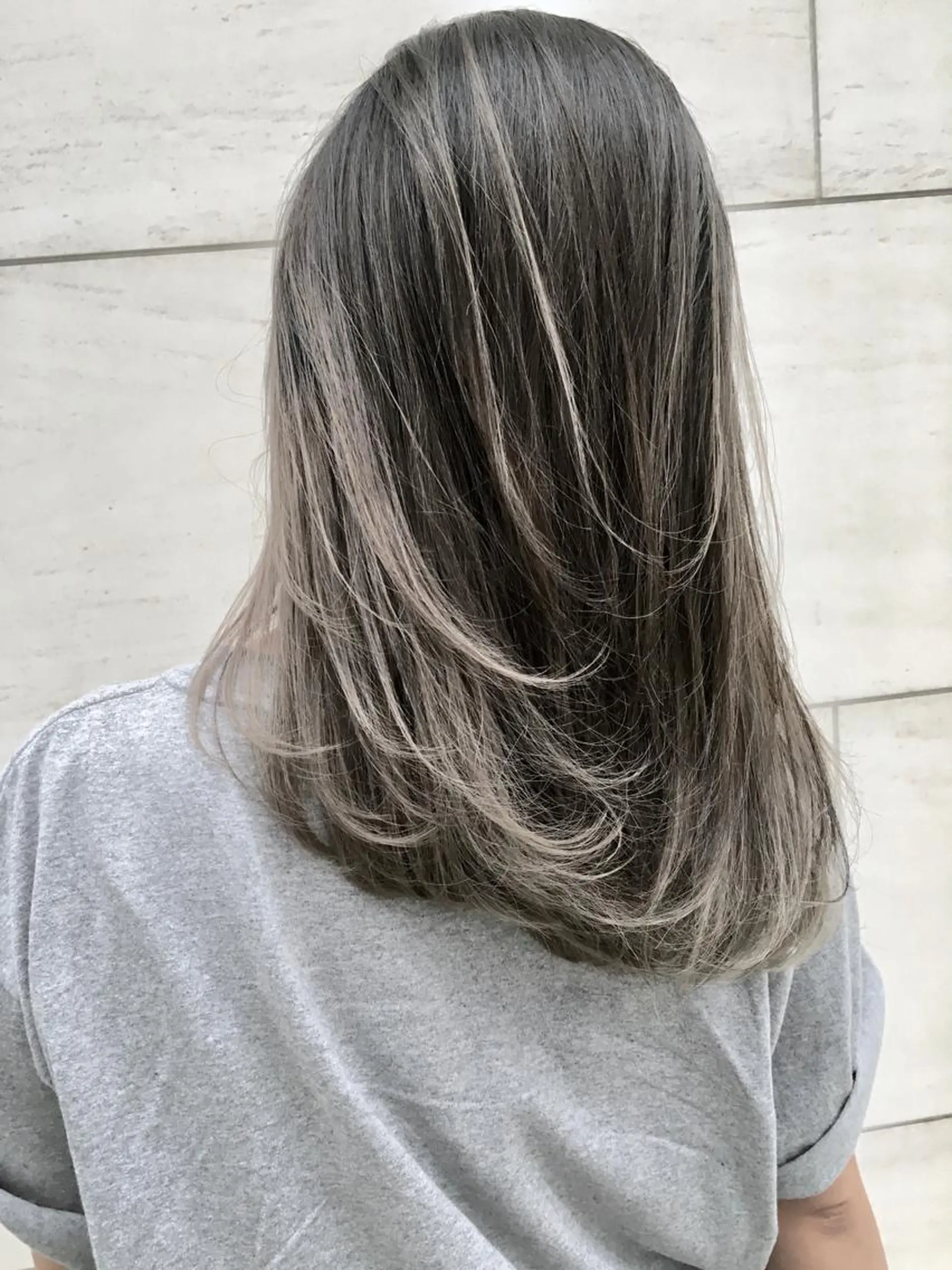 セミロング カラー ヘアアレンジ バレイヤージュ ベージュカラー ハイライトカラー 外国人風カラー ハイライト ブリーチ＆カラーが 得意☀️望月宣雄☀️のヘアスタイル